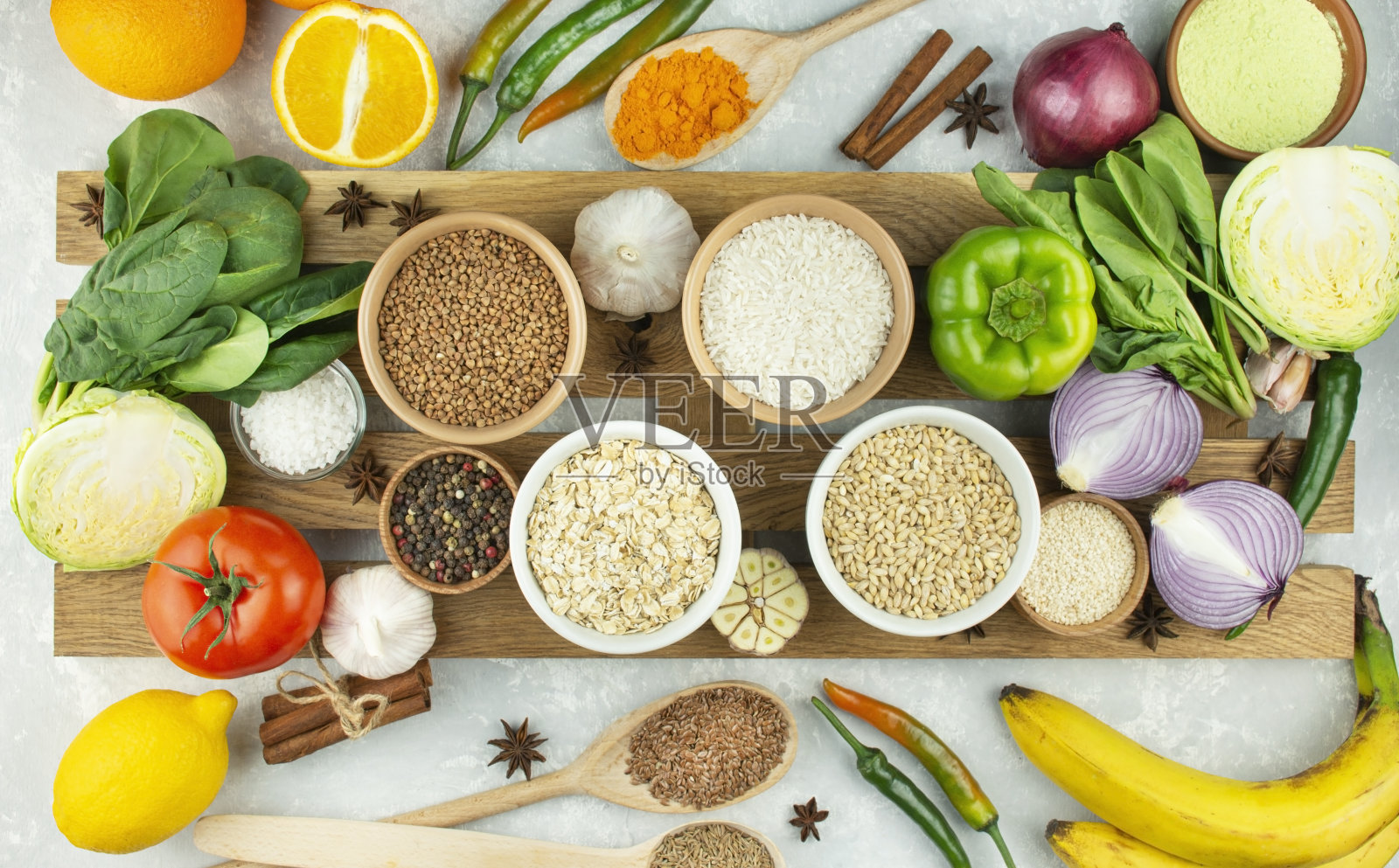 木架上的健康谷物和蔬菜。健康饮食。美味的食物。素食。食谱的烹饪背景。食品的背景。照片摄影图片