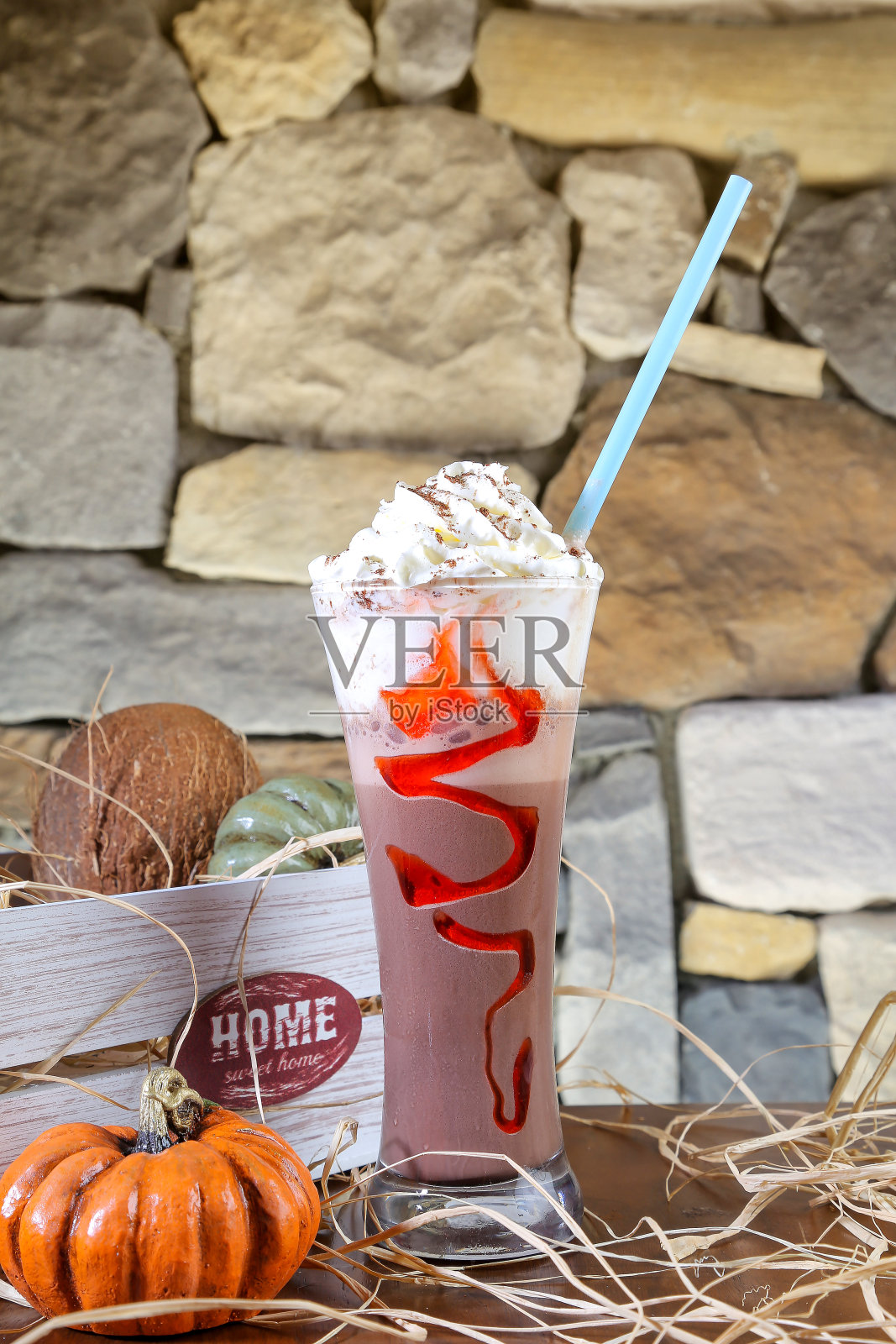 石墙前的巧克力奶昔照片摄影图片