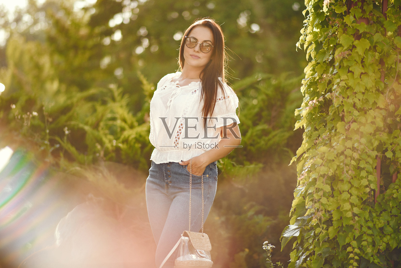 一个夏日公园里优雅的黑发女子照片摄影图片