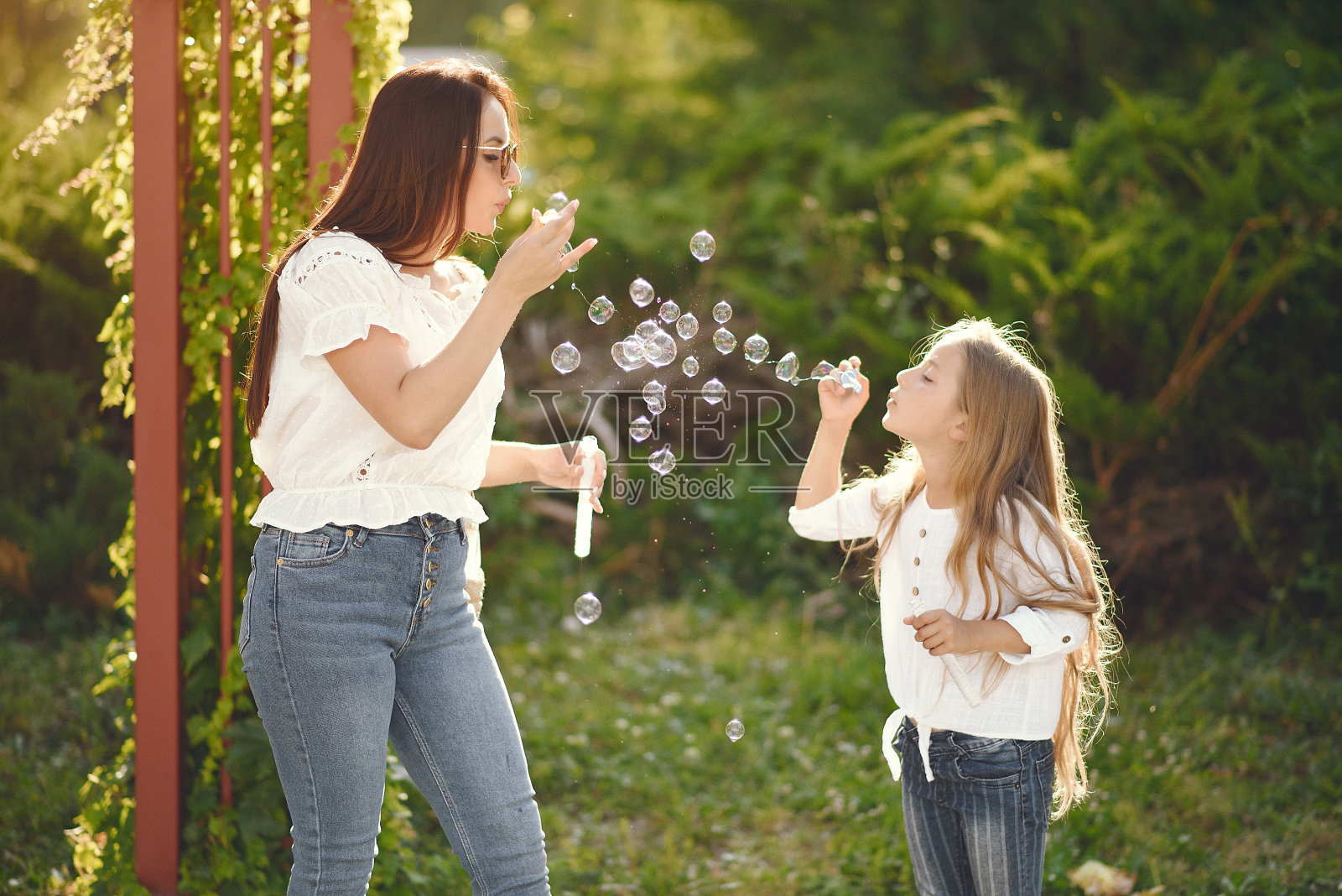 母亲和女儿在夏白峰玩照片摄影图片