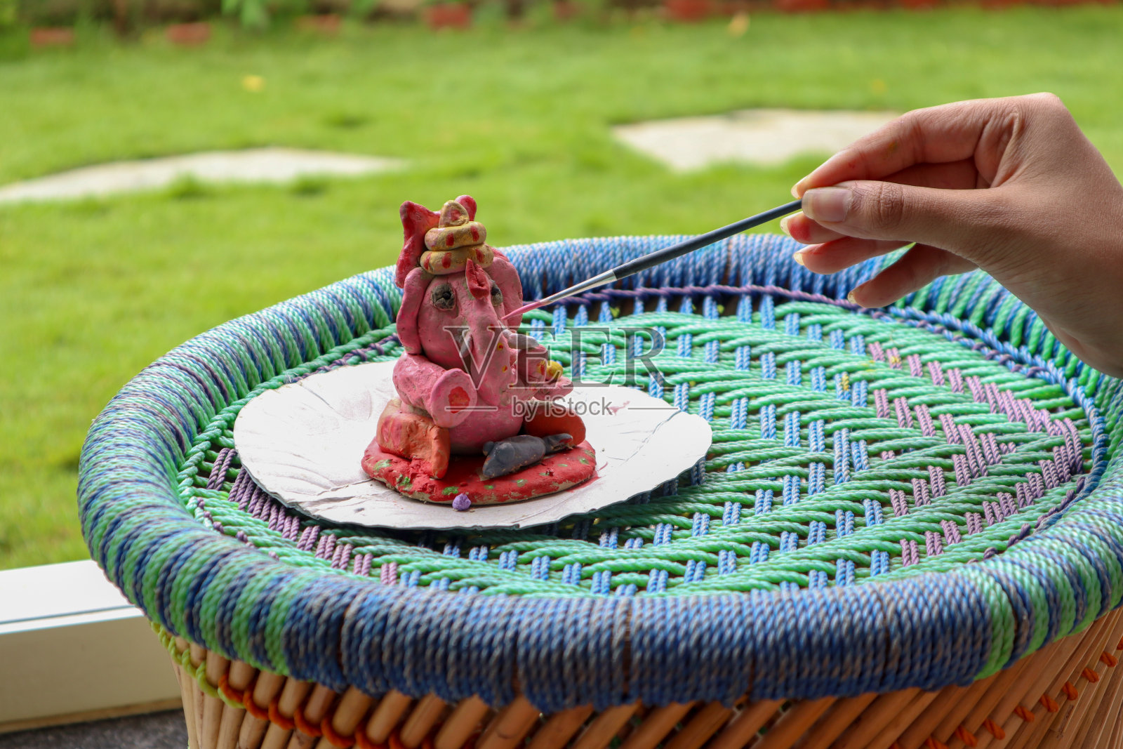 画主甘尼萨·穆尔蒂。自制象头神塑像，用现代粘土制成。照片摄影图片