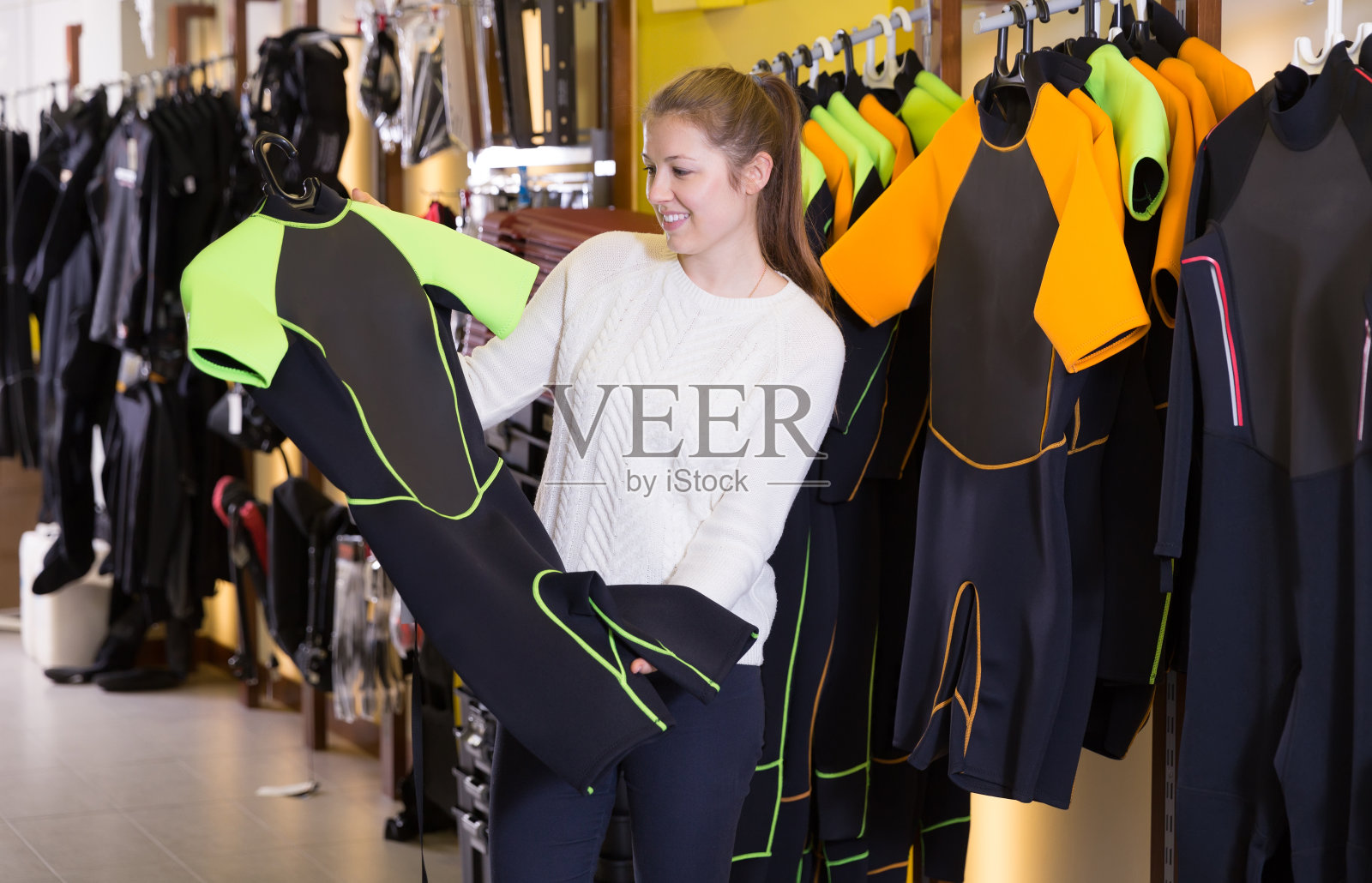 女穿着潜水服站在那里照片摄影图片