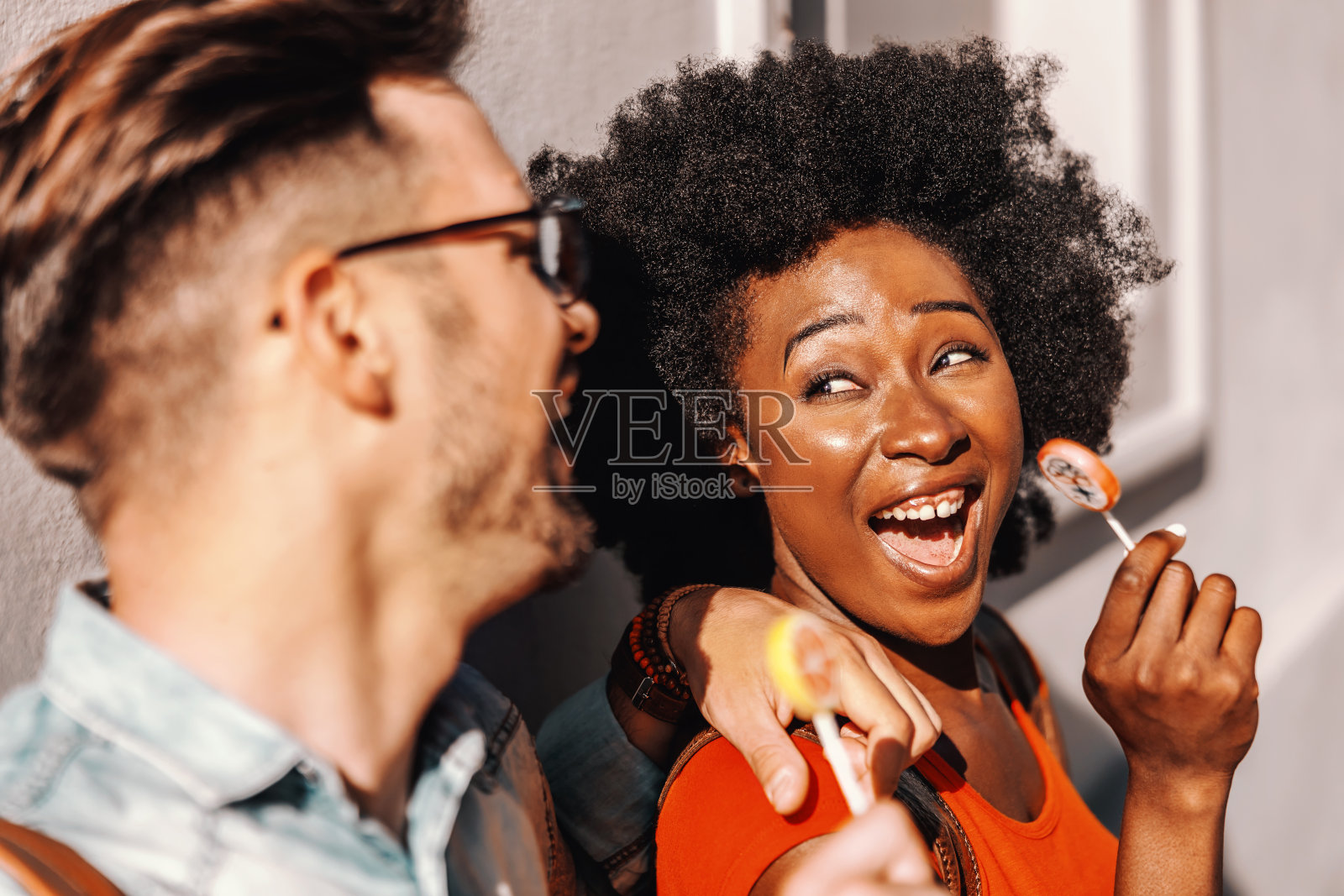 快乐的年轻夫妇在街上奔跑并微笑照片摄影图片