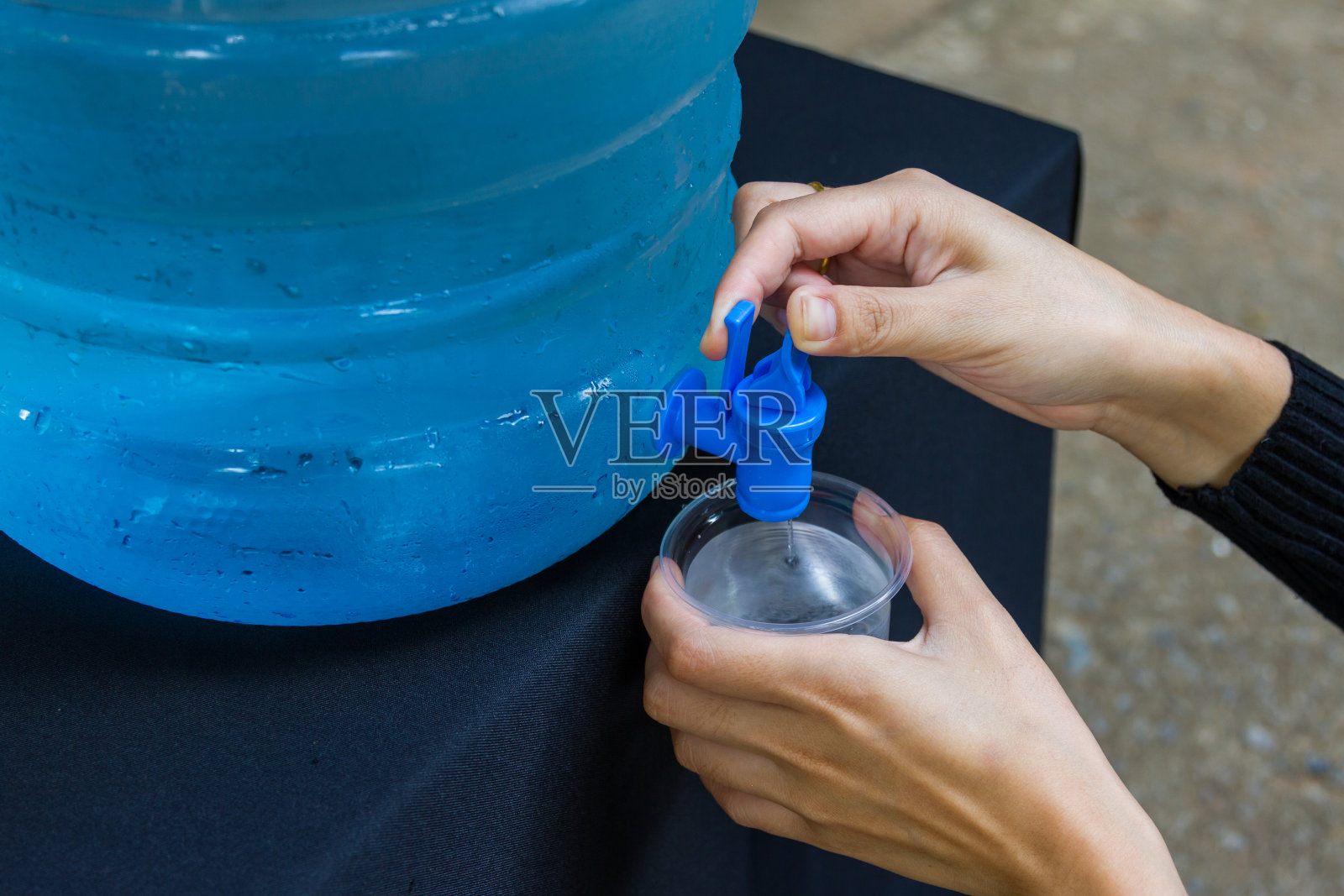 女性手握水杯照片摄影图片