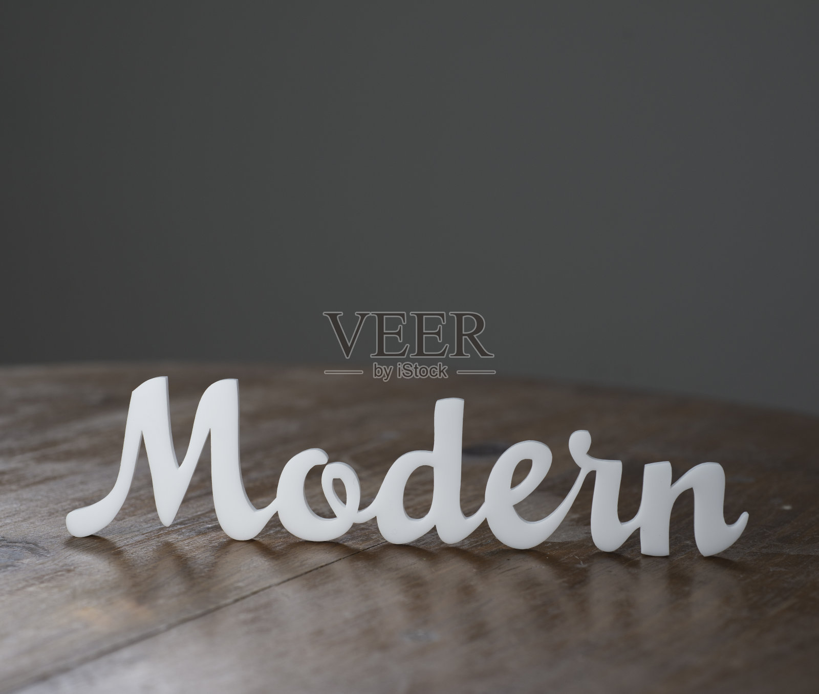 丙烯酸字现代木制桌子照片摄影图片