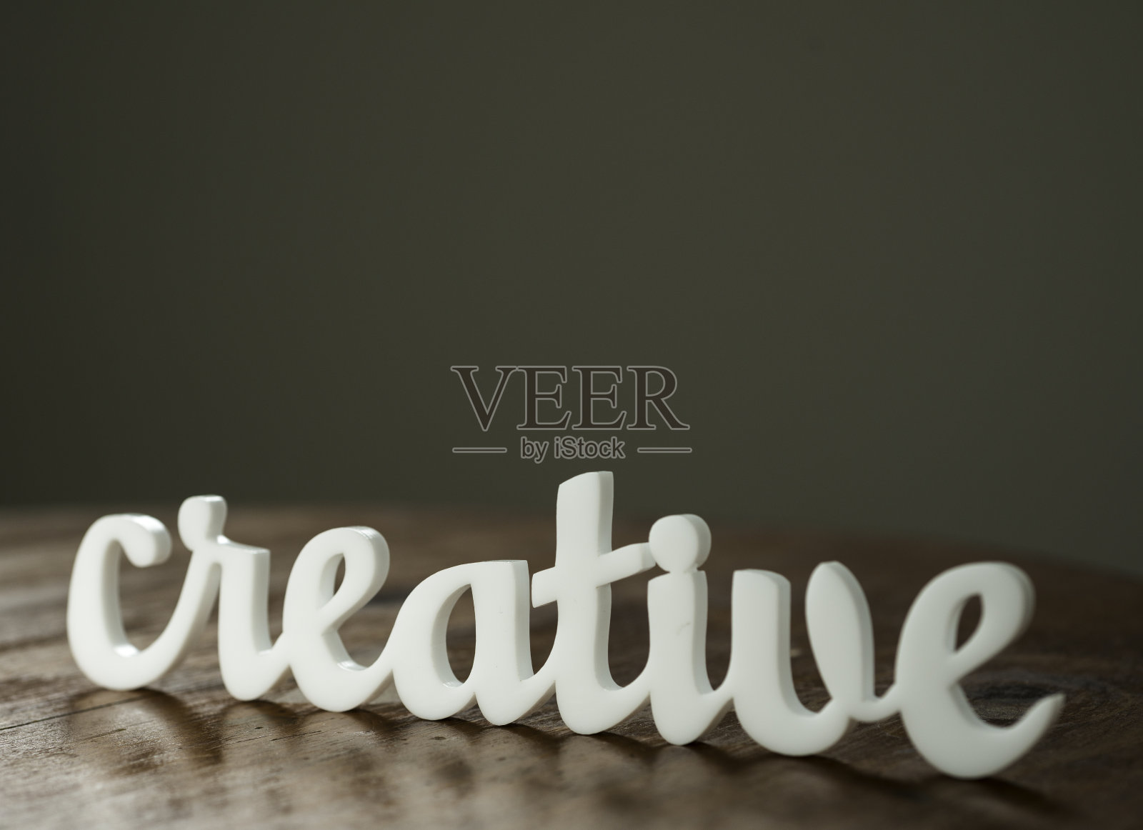 丙烯酸字创意木制桌子照片摄影图片