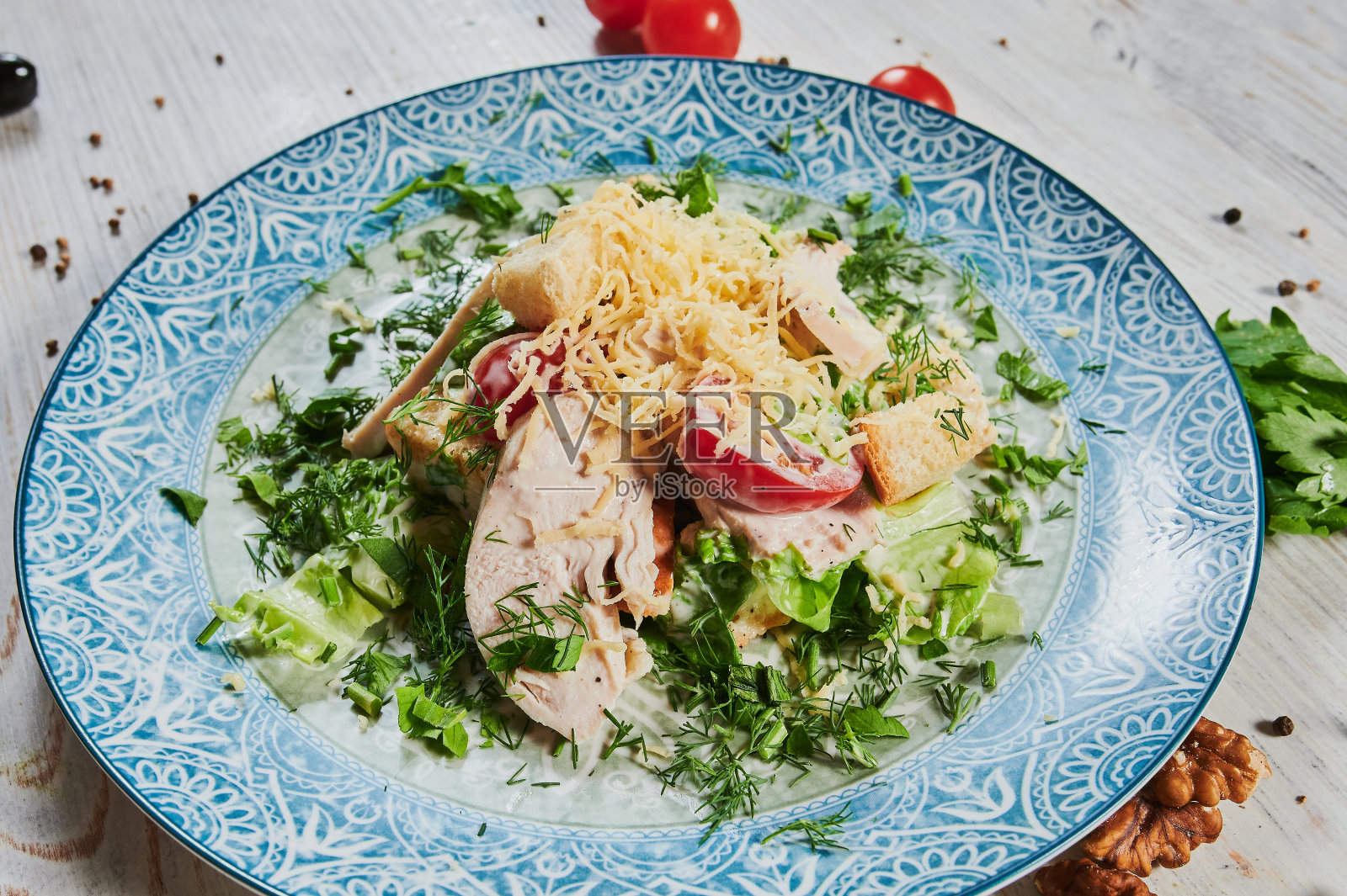 这是鸡肉和番茄沙拉的特写。照片摄影图片