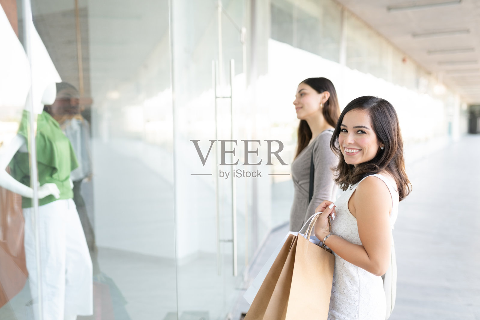 朋友周末在购物中心购物照片摄影图片