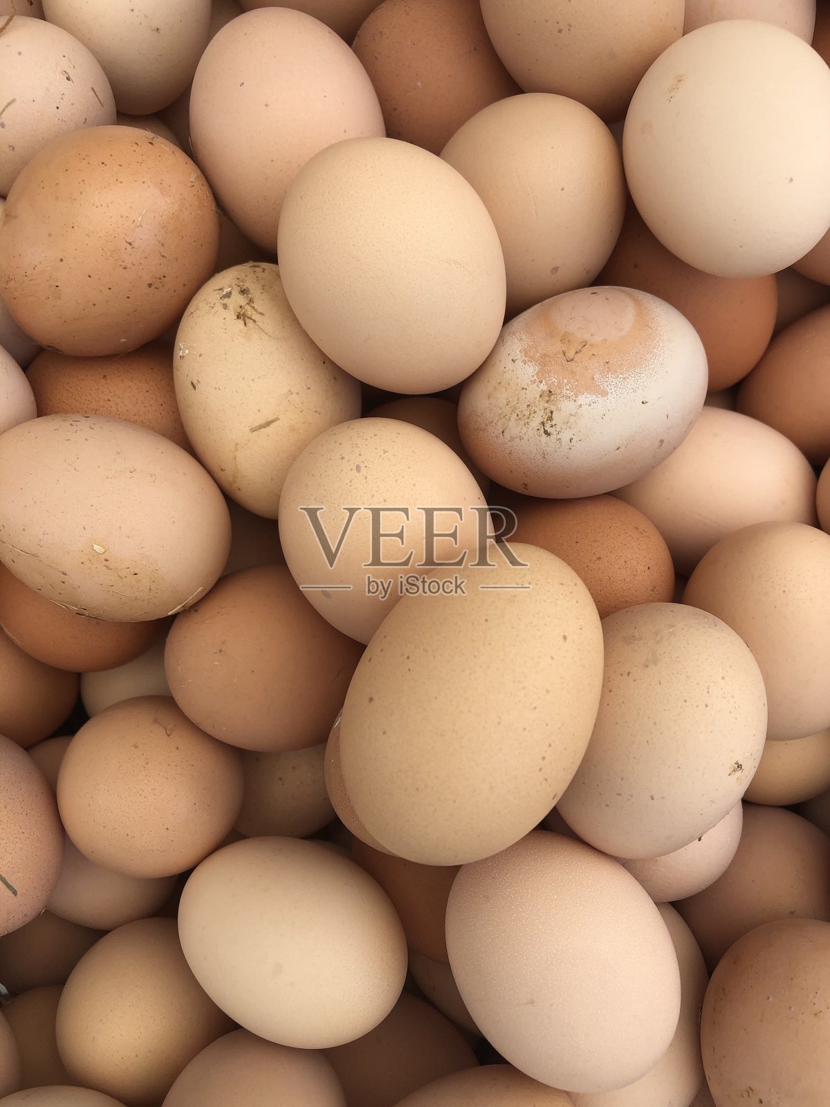市场上卖着很多新鲜的鸡蛋照片摄影图片