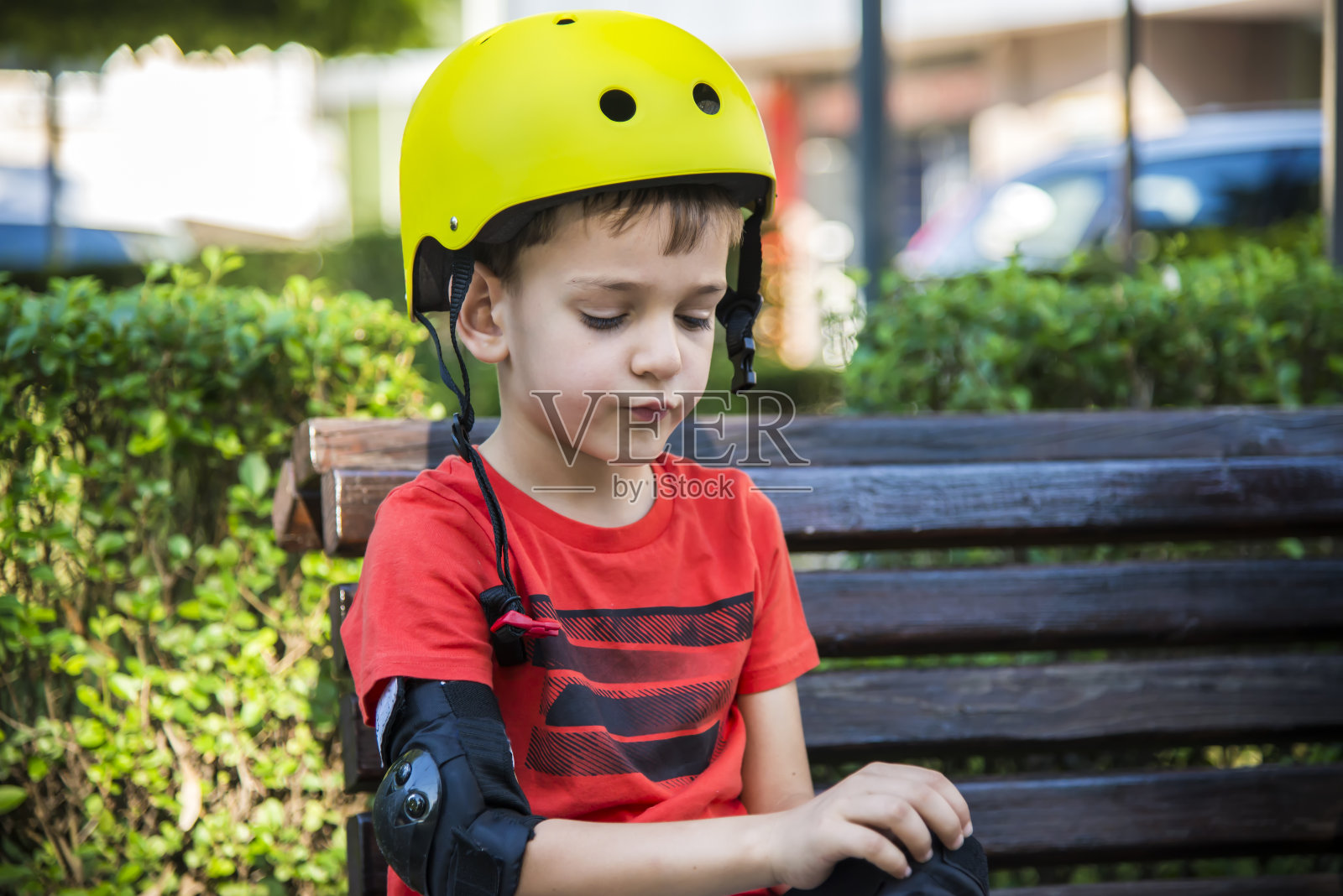 孩子们在公园里滑旱冰照片摄影图片