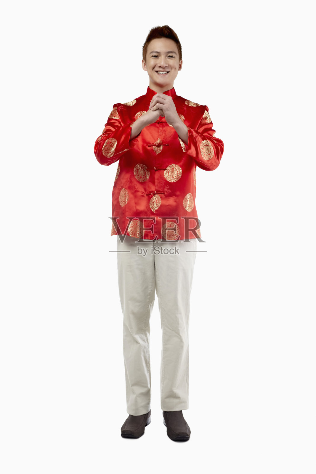 人们穿着传统服装，双手紧握，祝春节快乐照片摄影图片