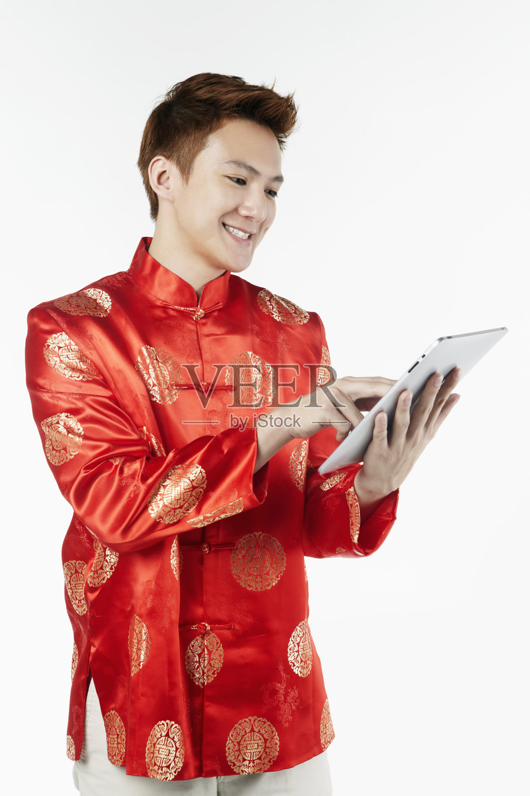 穿着传统服装，用数码平板电脑的男人照片摄影图片