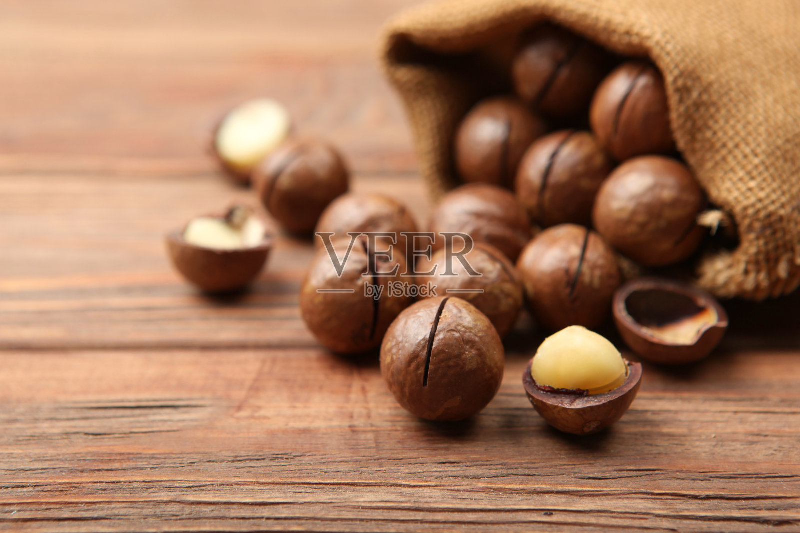 桌上有澳洲坚果照片摄影图片