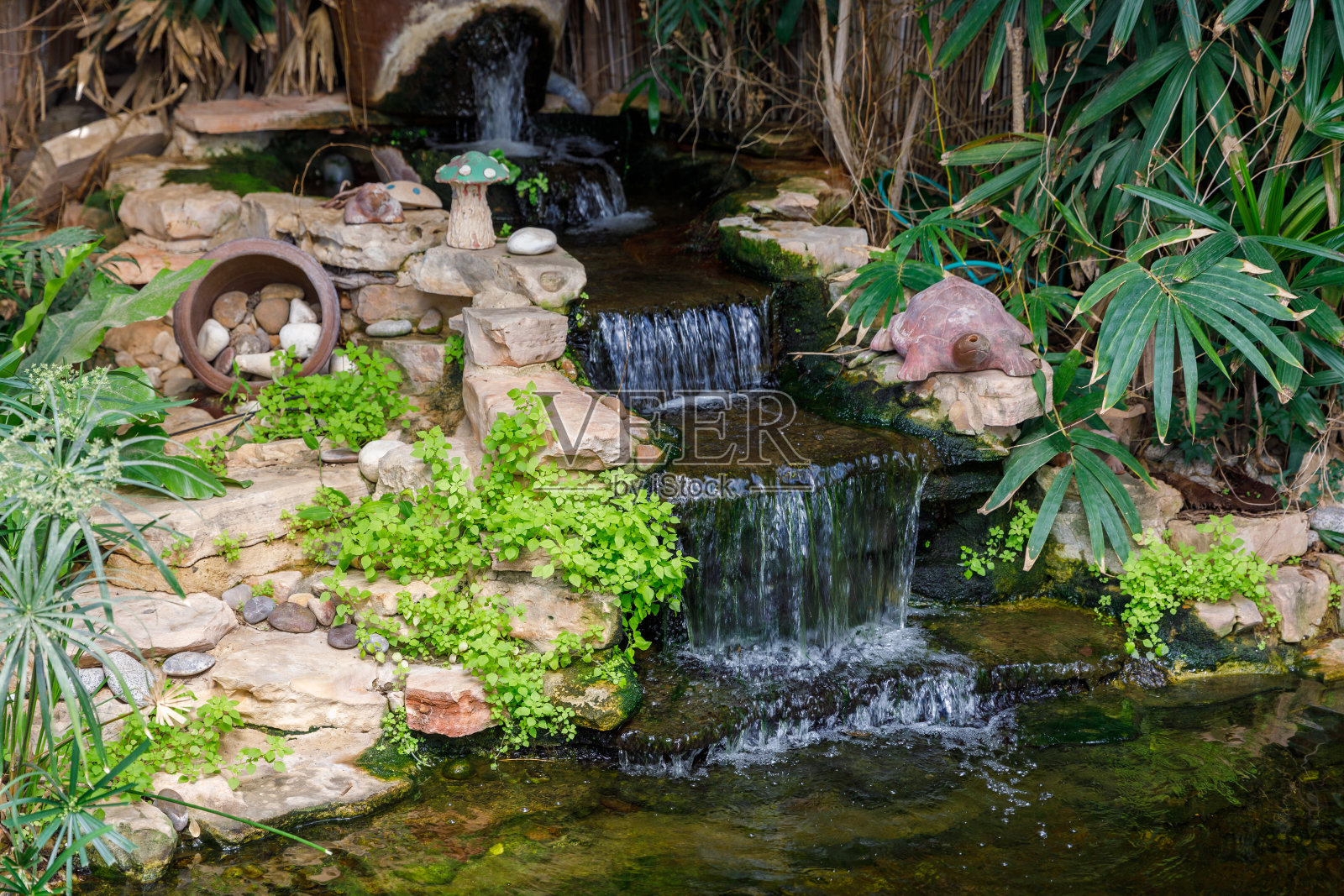 具有各种装饰的装饰性瀑布照片摄影图片