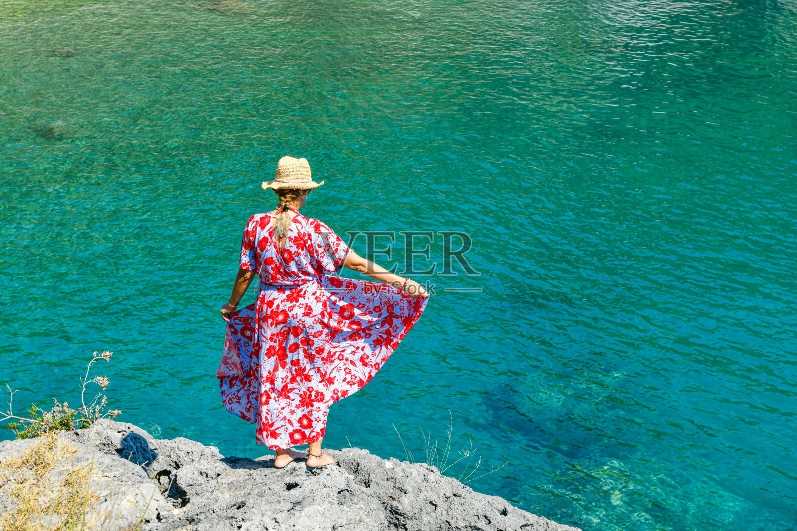女人看着大海。照片摄影图片