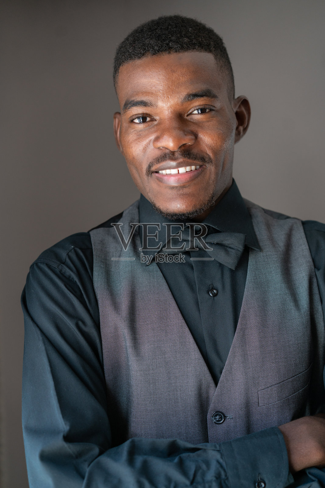 房间服务。一个快乐的美国黑人酒店服务员的肖像。照片摄影图片