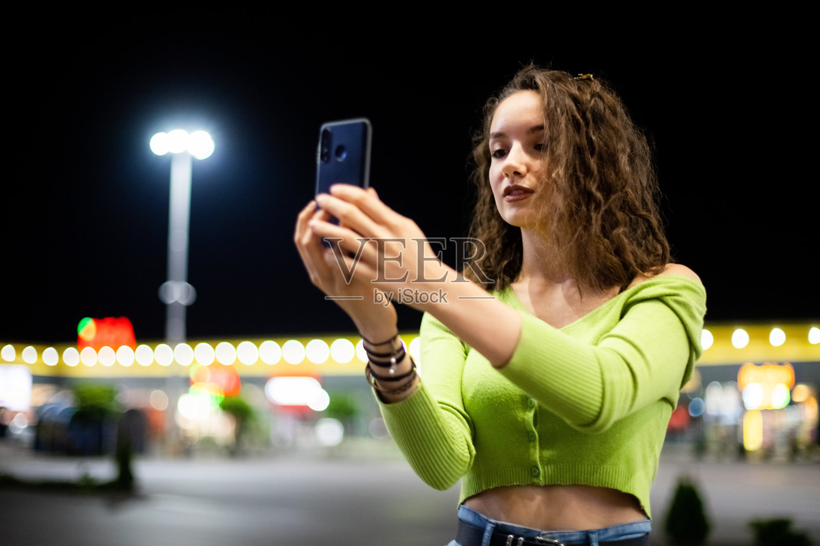 在城市里使用智能手机的女性照片摄影图片