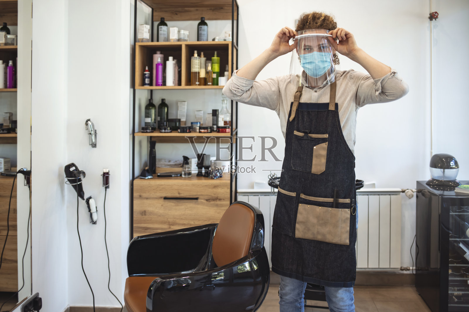 发型师在他的沙龙里。照片摄影图片