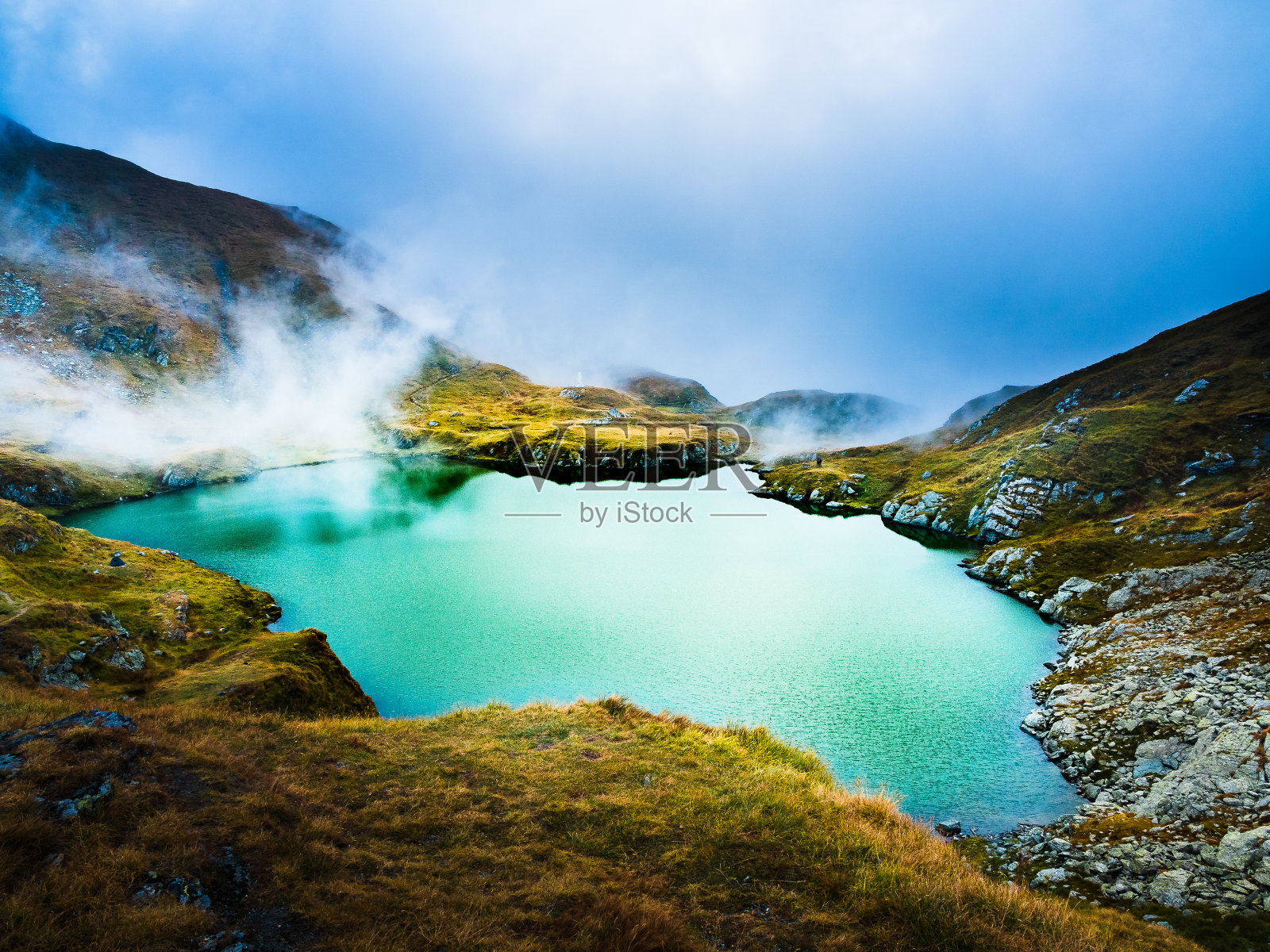 罗马尼亚喀尔巴阡山脉的山羊湖，从高处俯瞰，全景。照片摄影图片