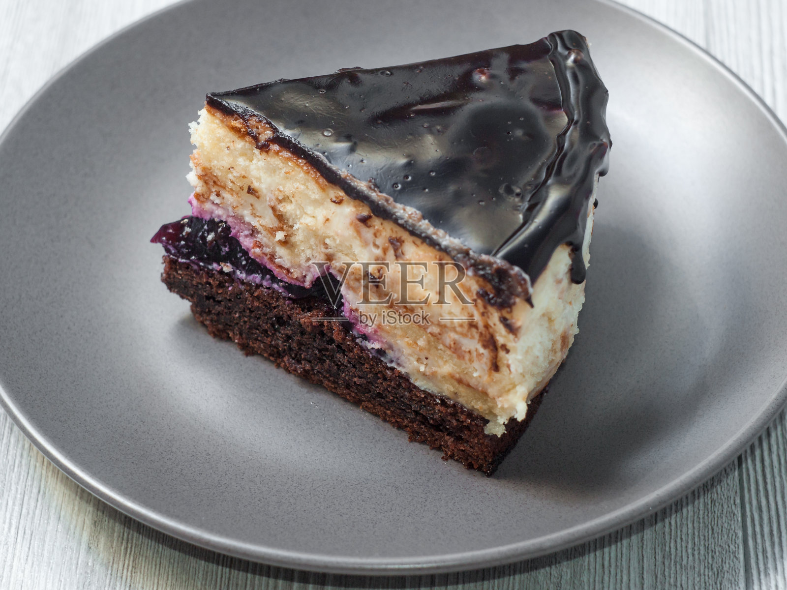 一片充满醋栗果酱的美味巧克力蛋糕照片摄影图片