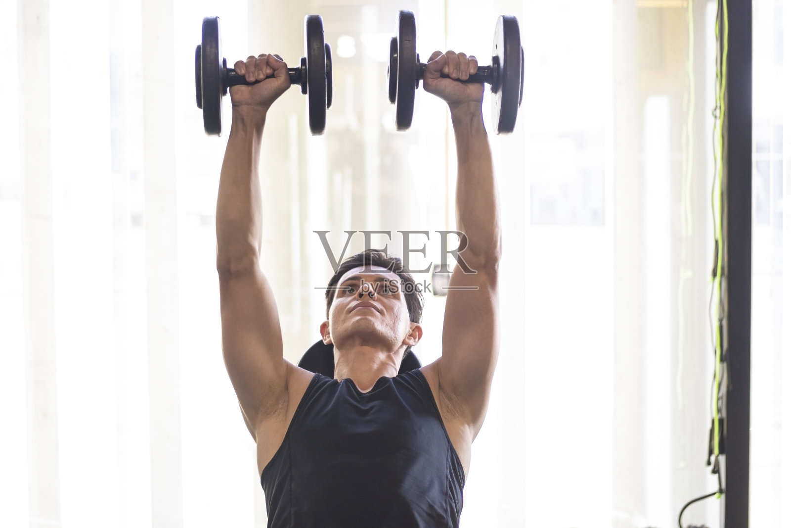 健身房的男人照片摄影图片