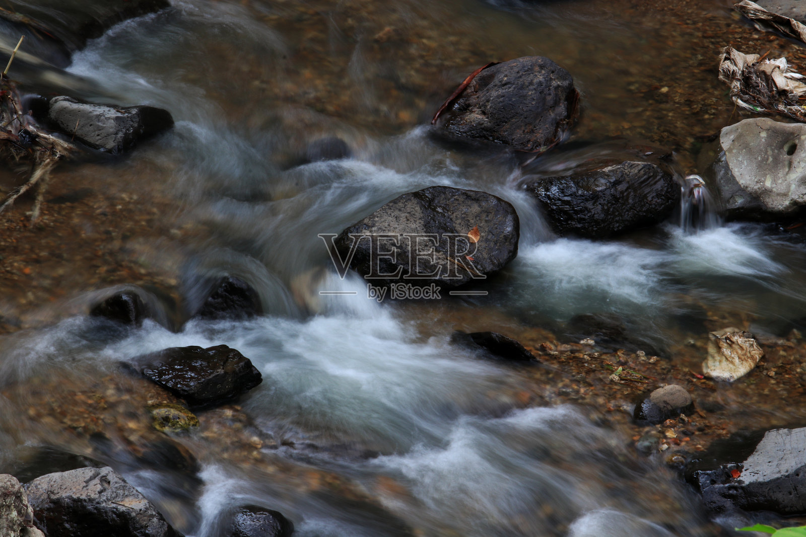 清晰的河流量照片摄影图片