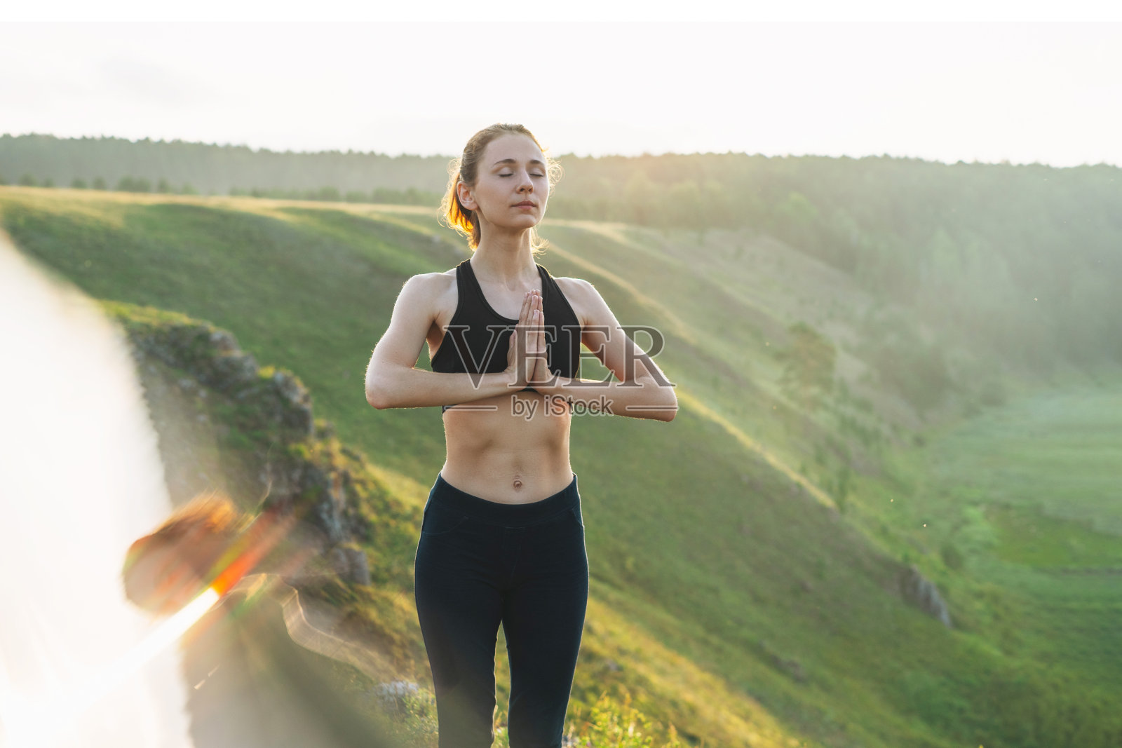 年轻女子女孩练习瑜伽看着美丽的风景在清晨。当地旅游，周末旅行照片摄影图片