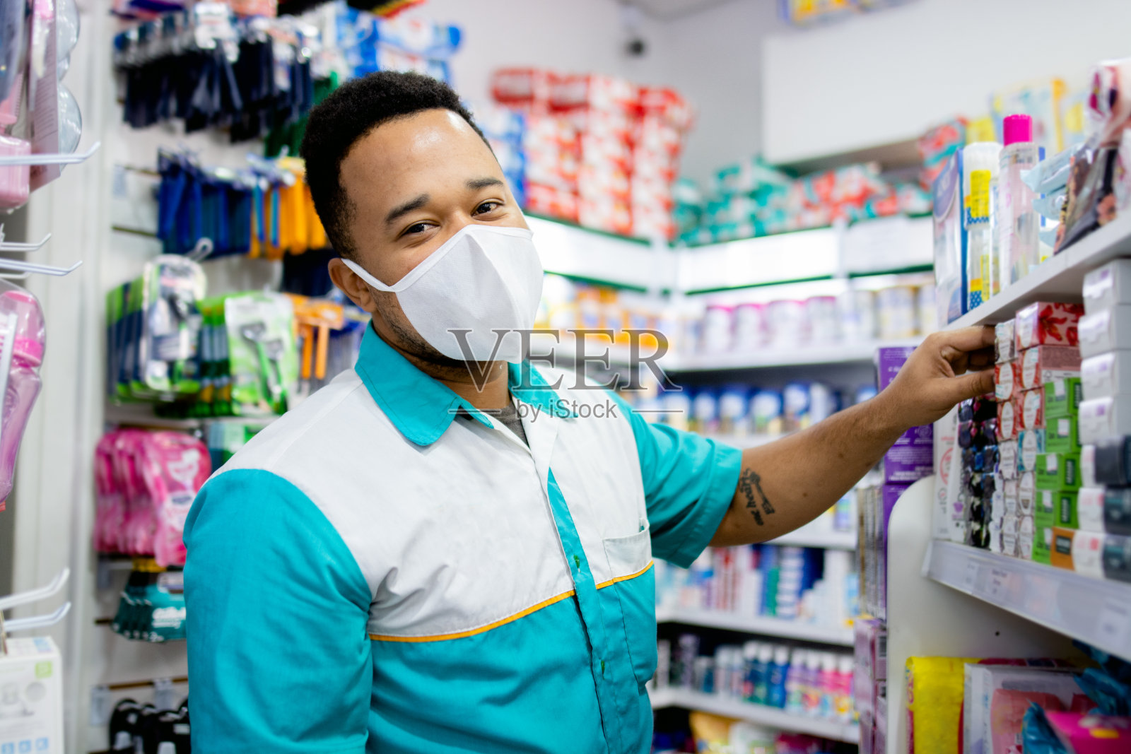 在药房工作的药剂师照片摄影图片