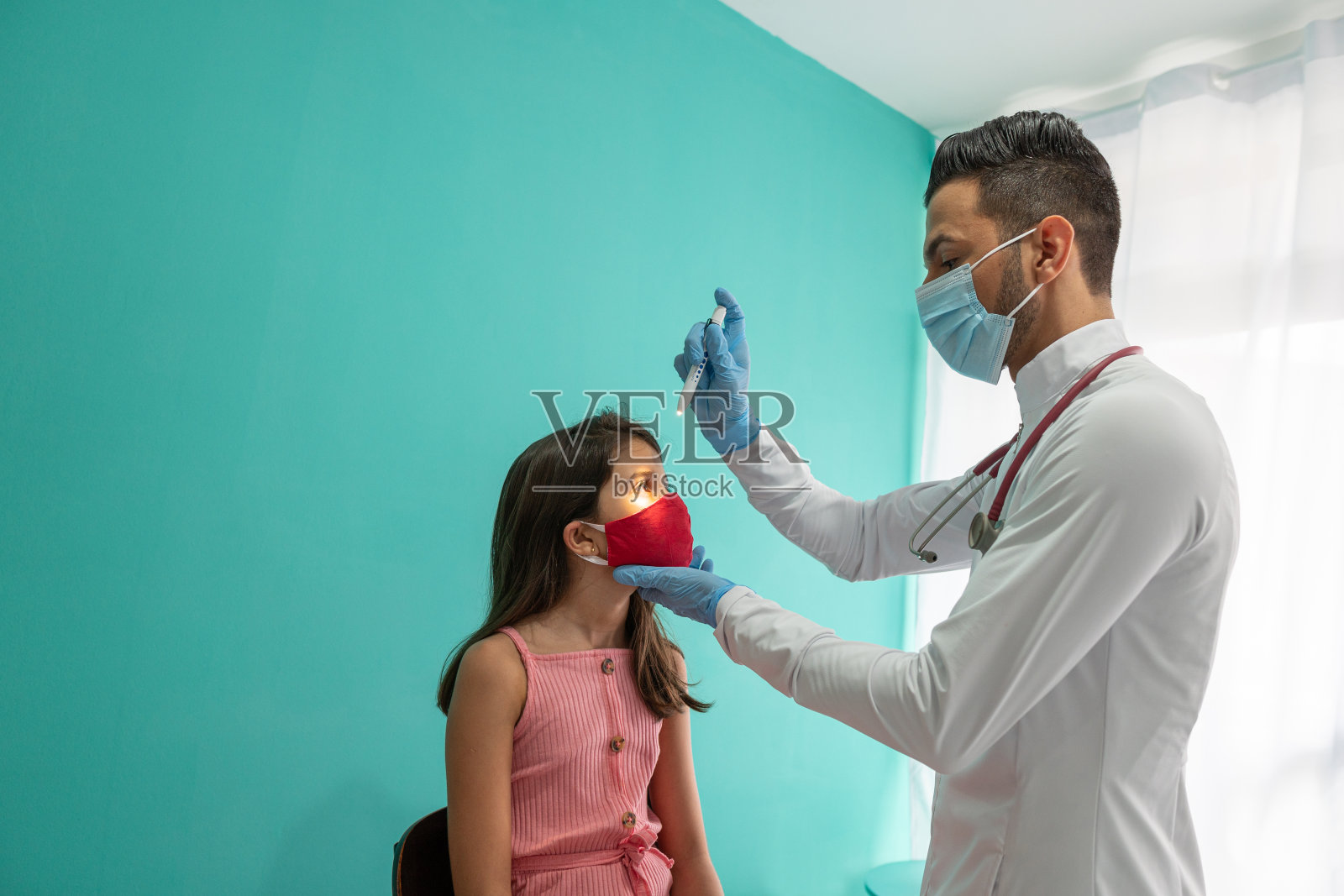 孩子在医生的办公室里照片摄影图片