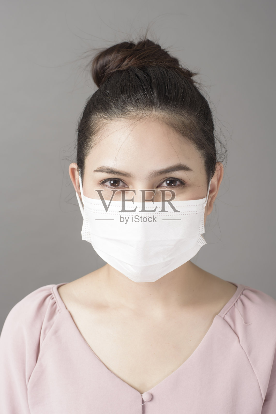 近距离看女人的脸戴着医用口罩照片摄影图片