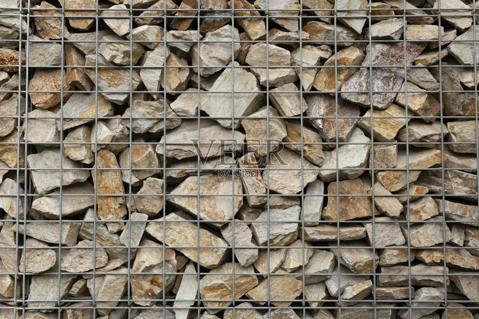 靠近的岩石堆放在铁丝网网围栏照片摄影图片