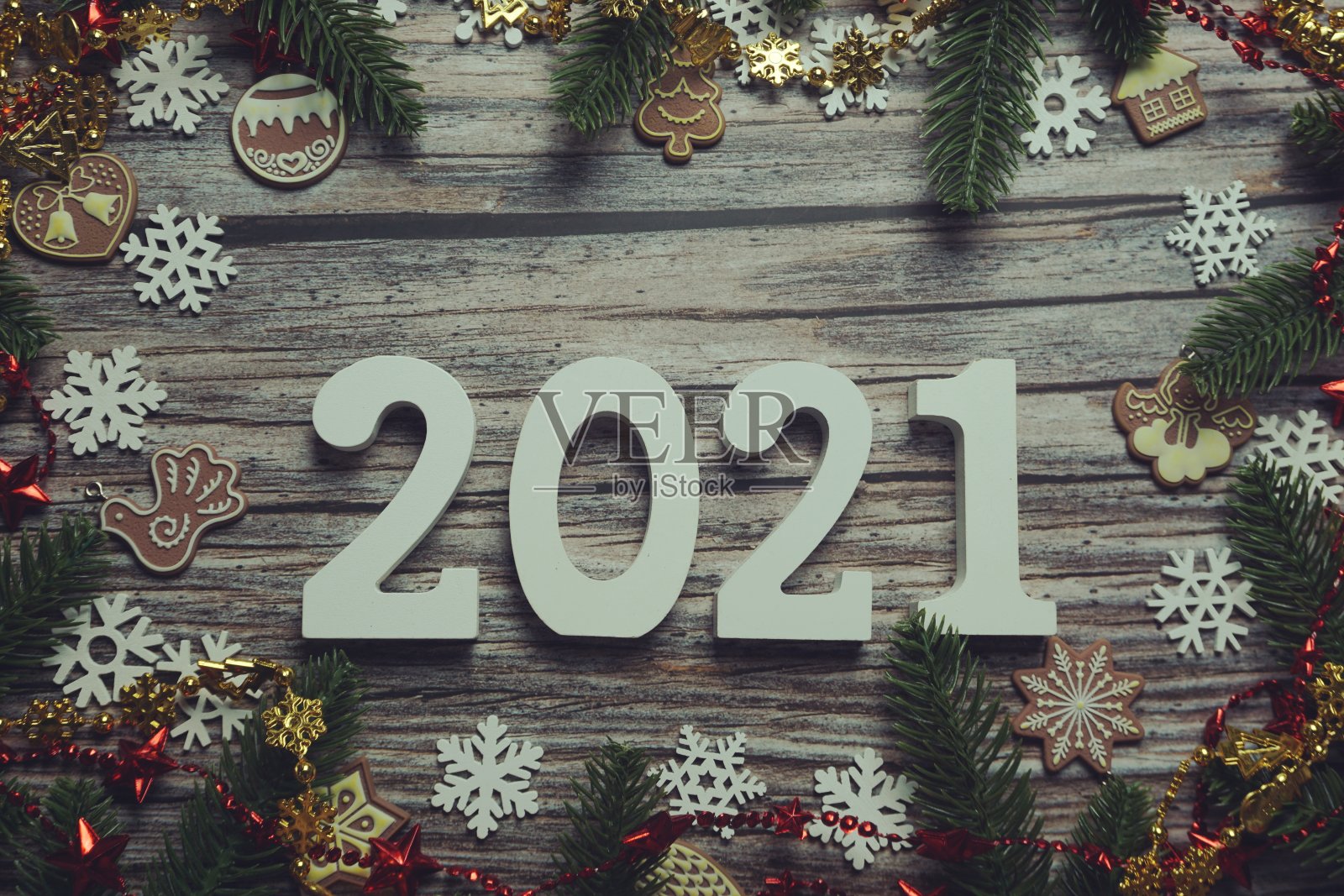 木制背景上的新年和圣诞装饰快乐照片摄影图片