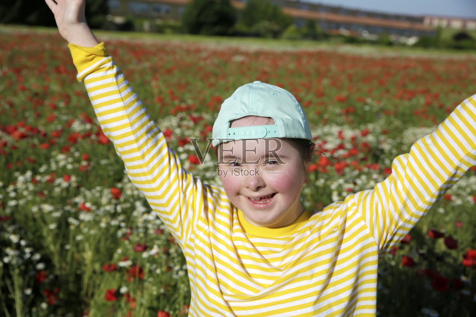 在花田背景下的年轻女孩照片摄影图片