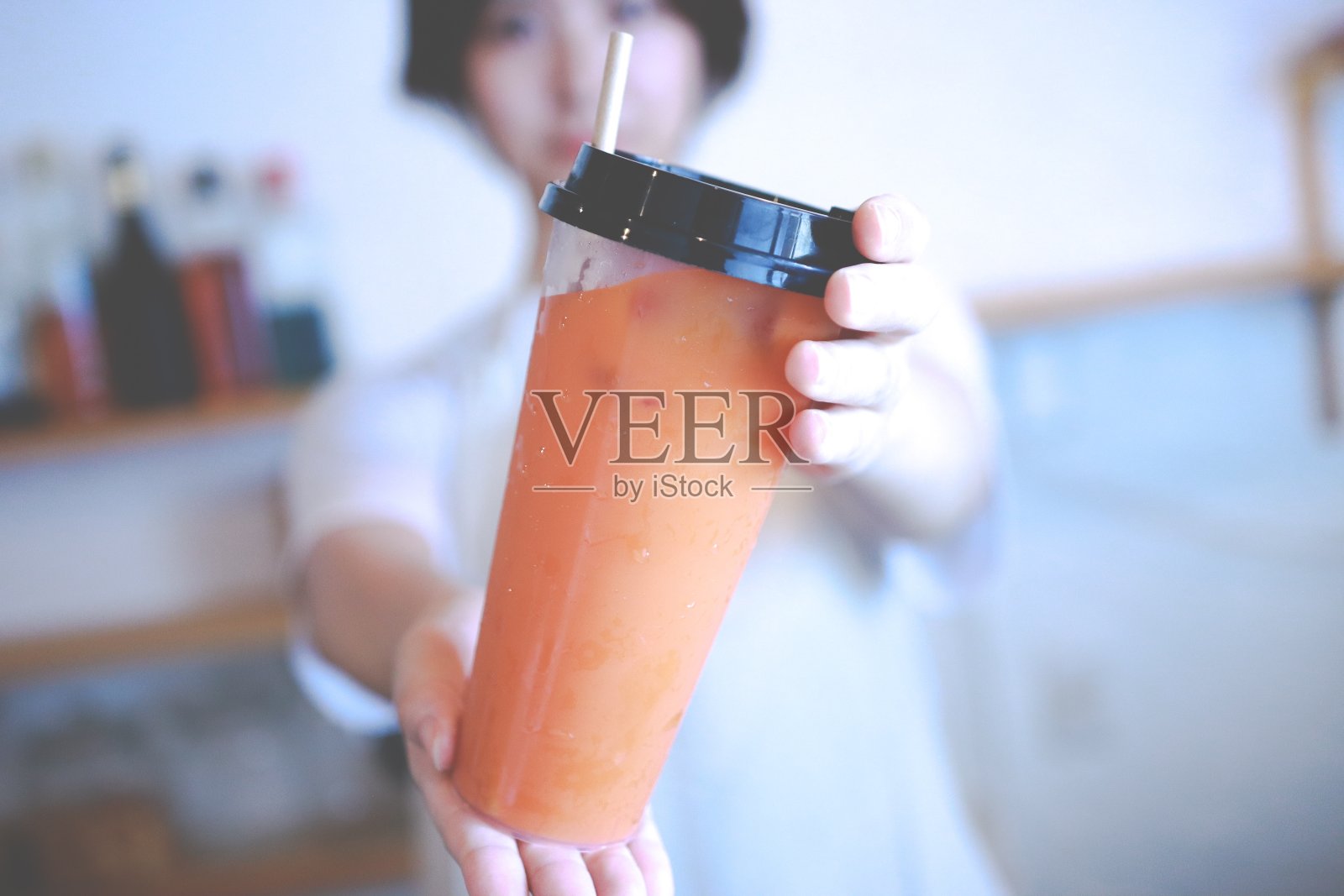 关门买外卖饮料照片摄影图片