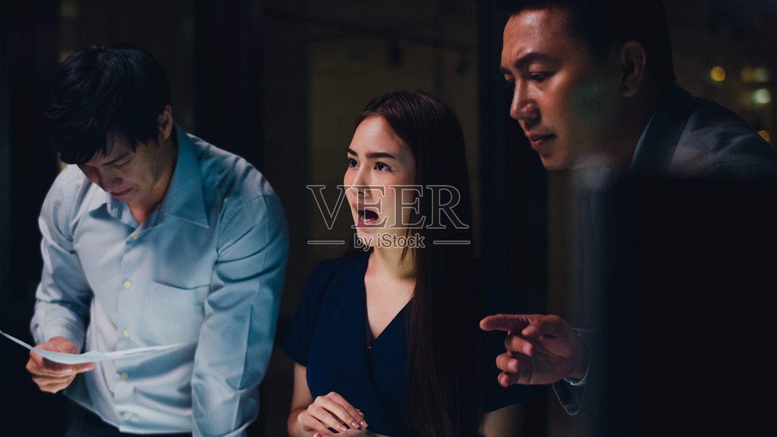 商务人士会议头脑风暴的想法，关于新的文书工作项目，同事一起工作，计划成功的策略，享受团队在小型现代夜间办公室。照片摄影图片