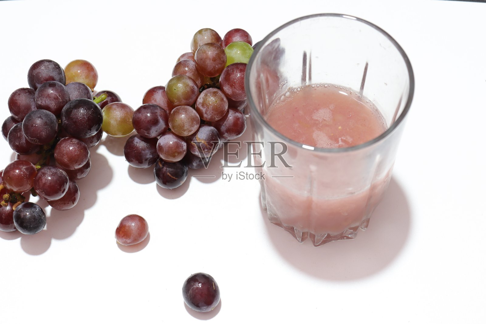 新鲜成熟的黑葡萄孤立的白色背景照片摄影图片