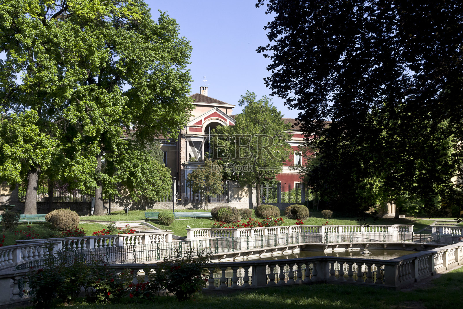 米兰-瓜斯塔拉花园历史悠久的花园，巴洛克式鱼塘，靠近米兰大学。伦巴第照片摄影图片