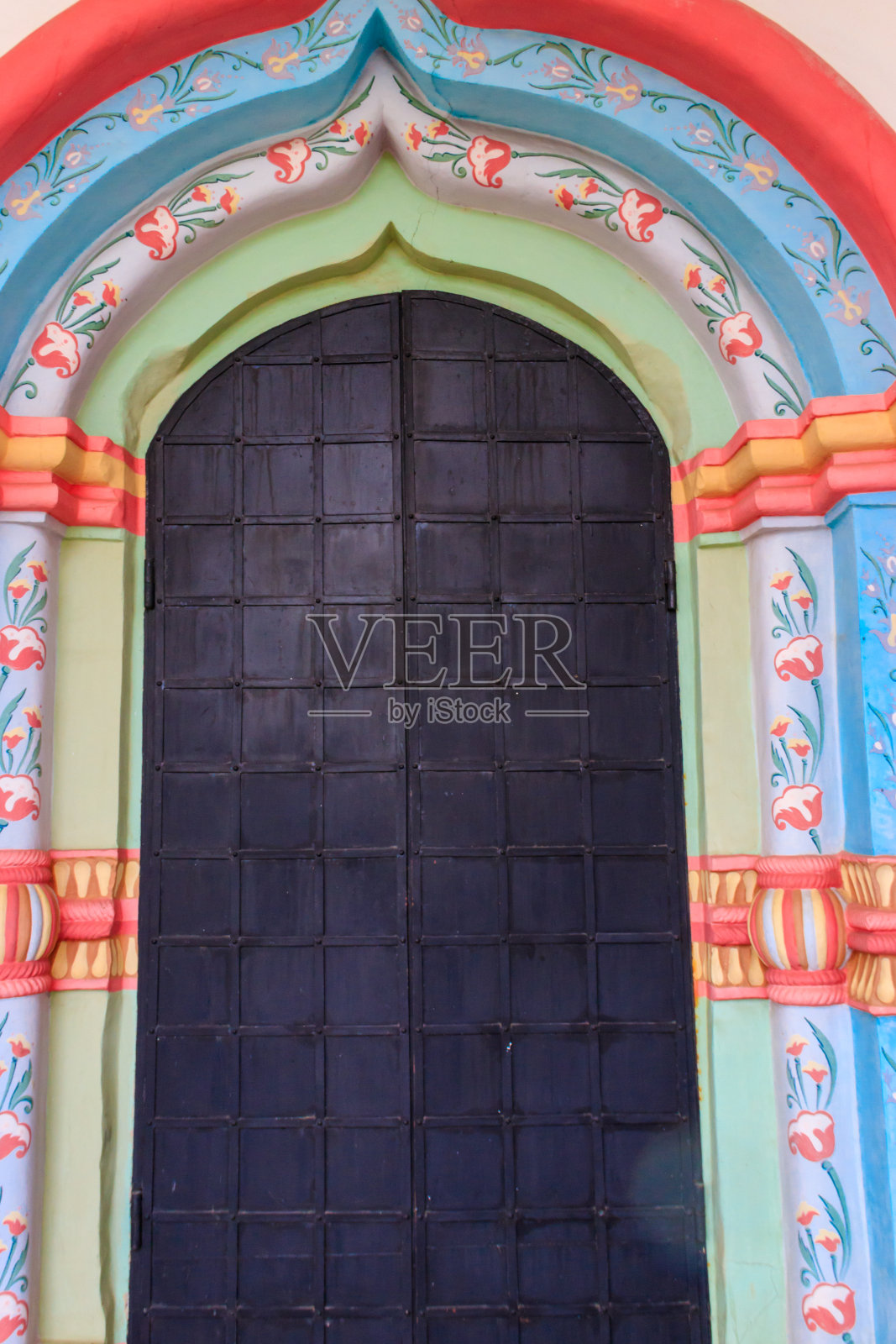 俄罗斯的古代建筑。俄罗斯风格的拱形金属门特写照片摄影图片