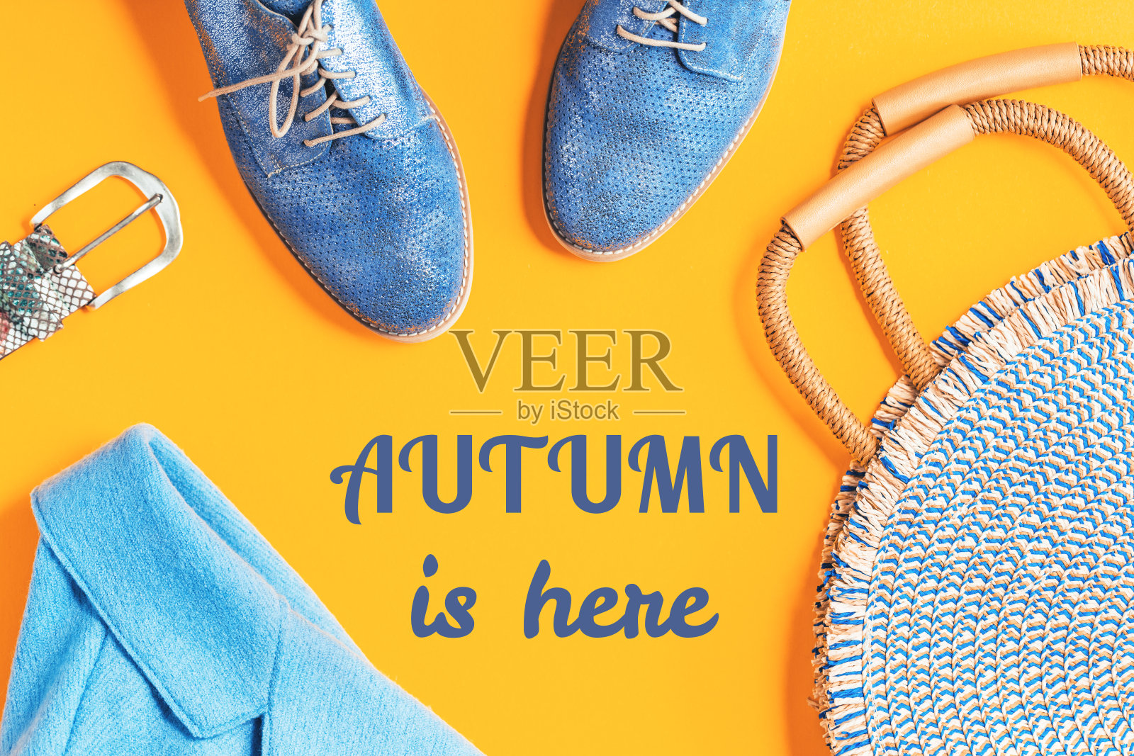 秋蓝色外套，金属鞋，圆袋照片摄影图片