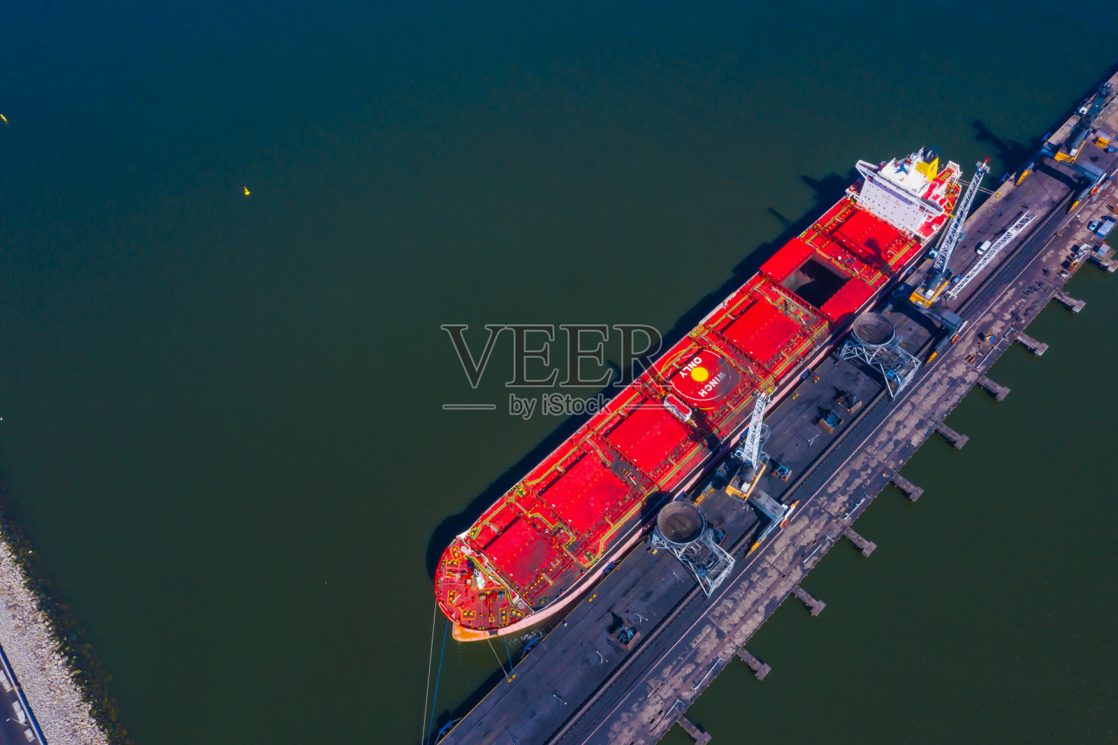 用火车吊车斗在港口装载无烟煤。空中俯视图。照片摄影图片