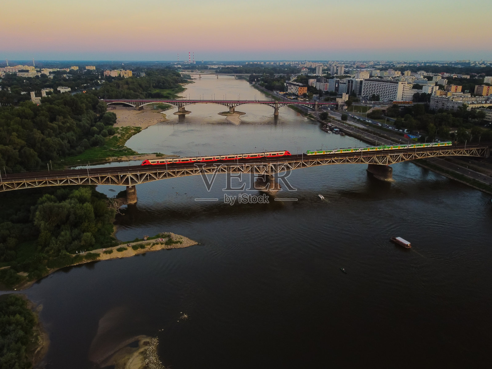 首都的城市景观和横跨一条大河的吊桥。无人机,鸟瞰图照片摄影图片