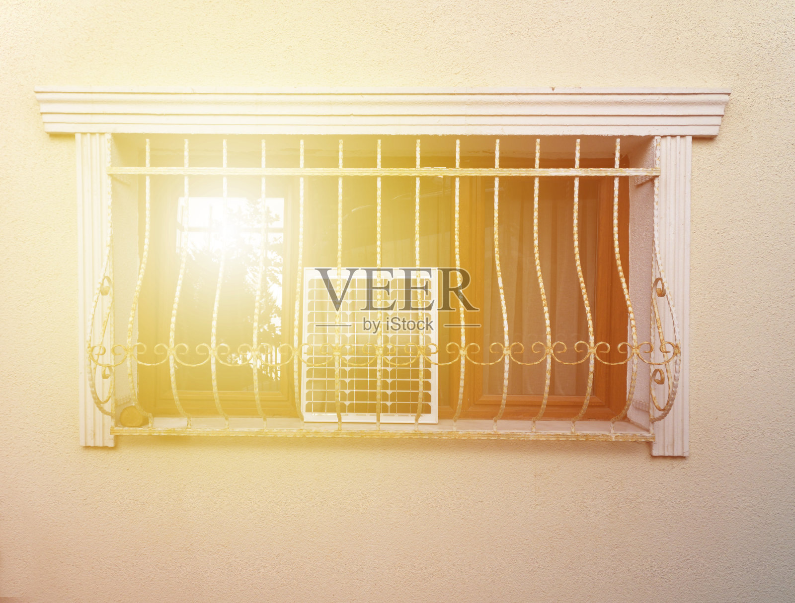 安装太阳能的窗户反射的夕阳照片摄影图片