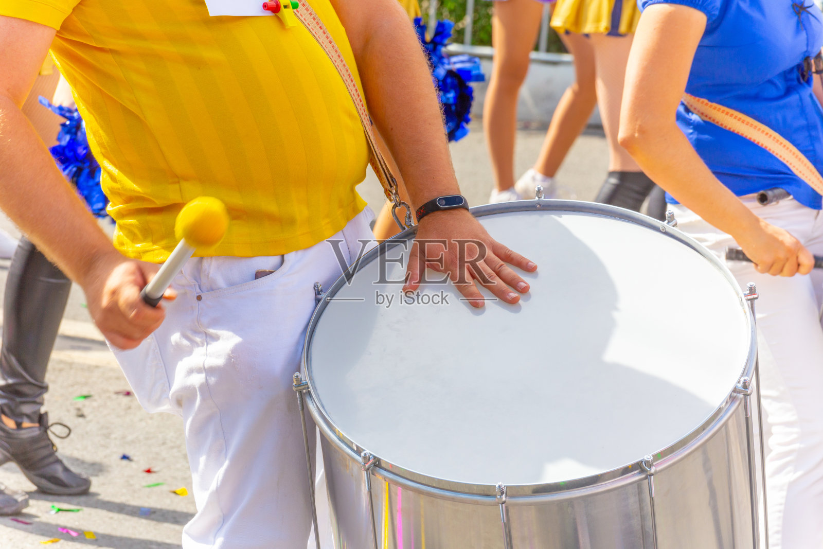 用击鼓手打鼓照片摄影图片