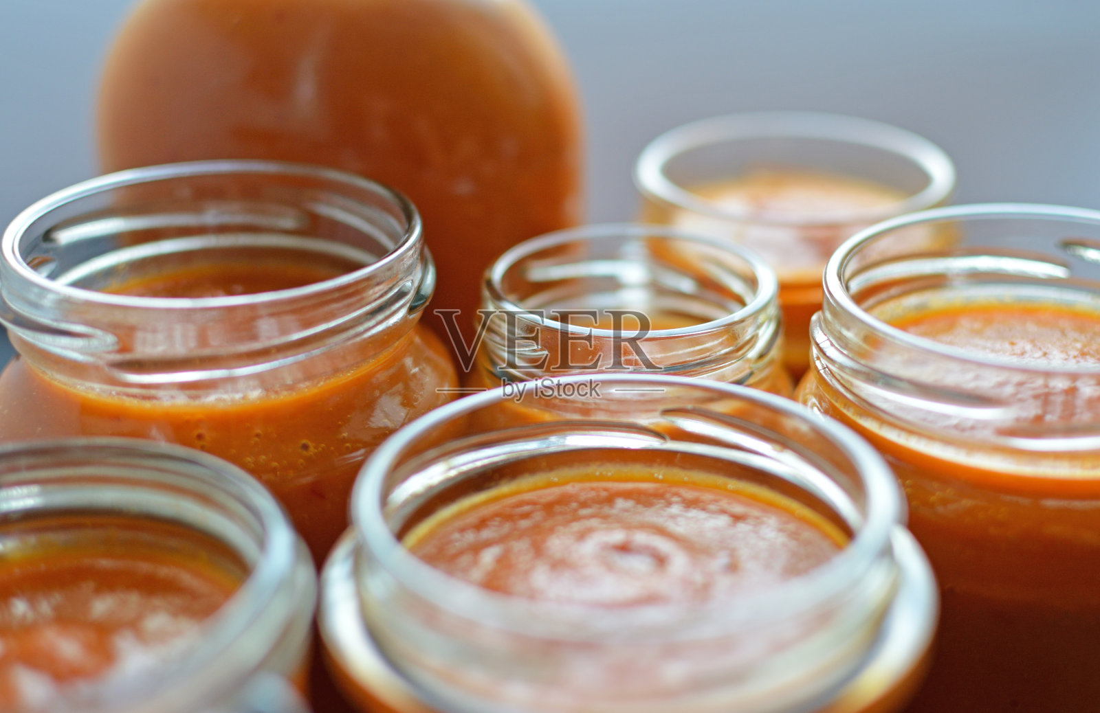 选择性聚焦图像的罐子装满辣椒酱照片摄影图片