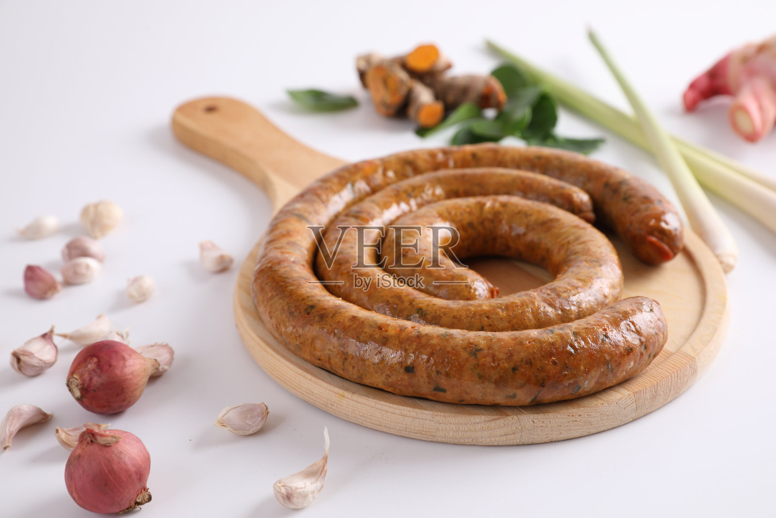 当地的泰国北部食物，泰国北部的辣香肠街头食物孤立在白色的背景照片摄影图片