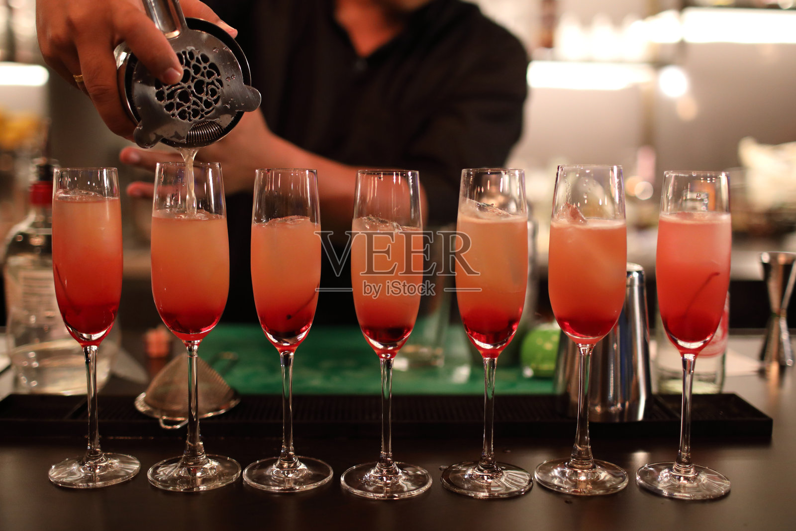 小酒馆或餐厅吧台上的玻璃杯鸡尾酒照片摄影图片