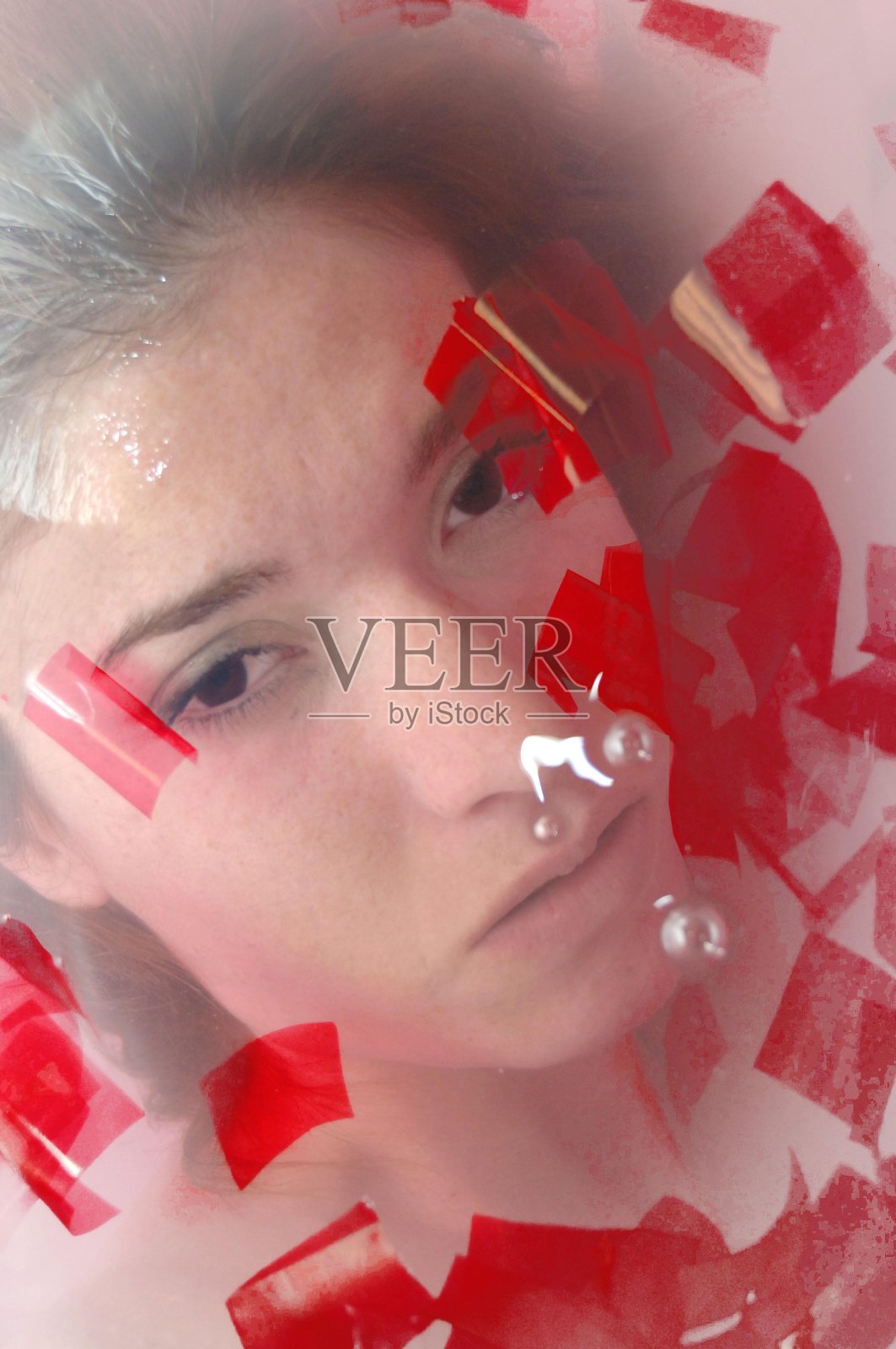 浴缸里的金发美女照片摄影图片