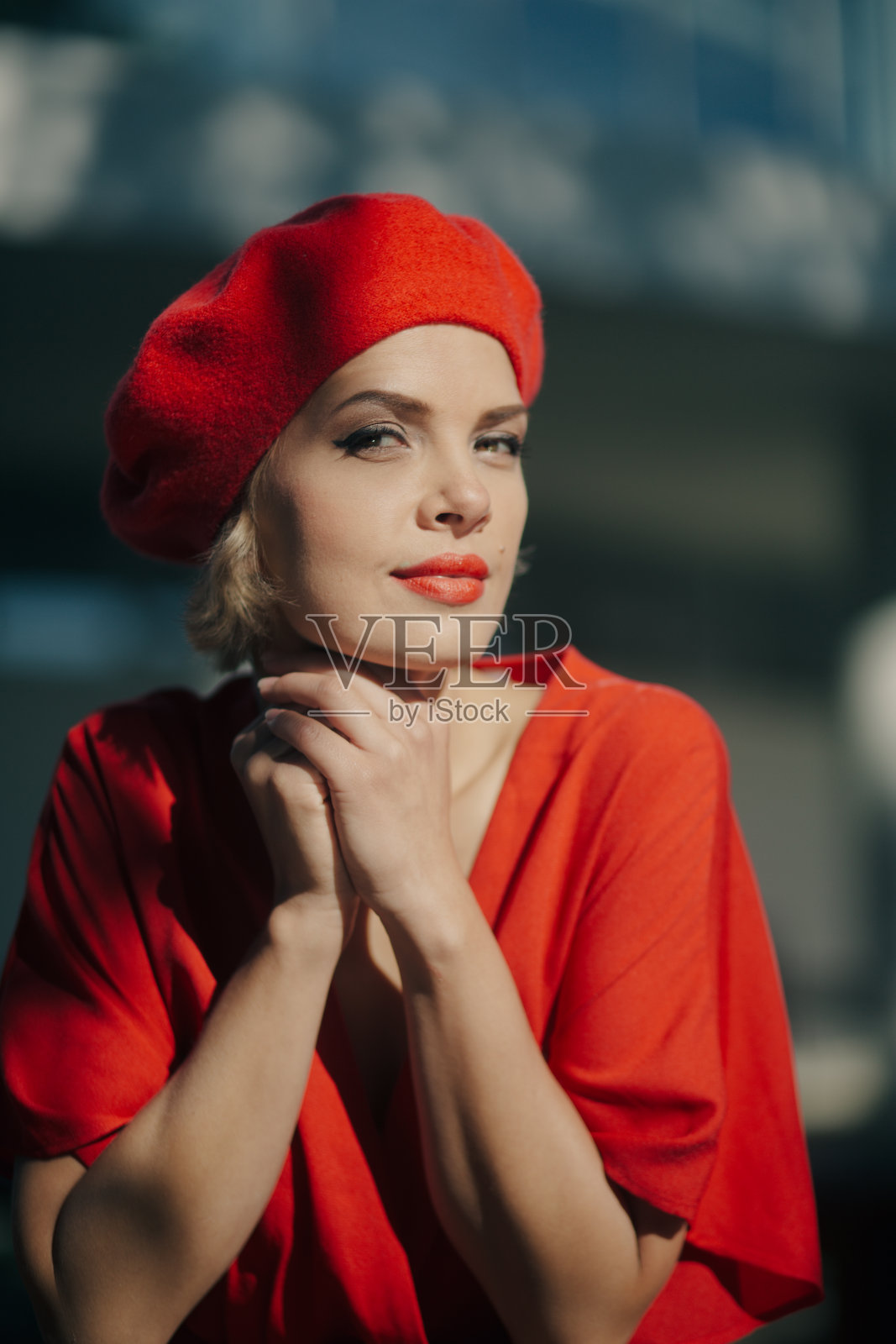 女人穿红衣服照片摄影图片