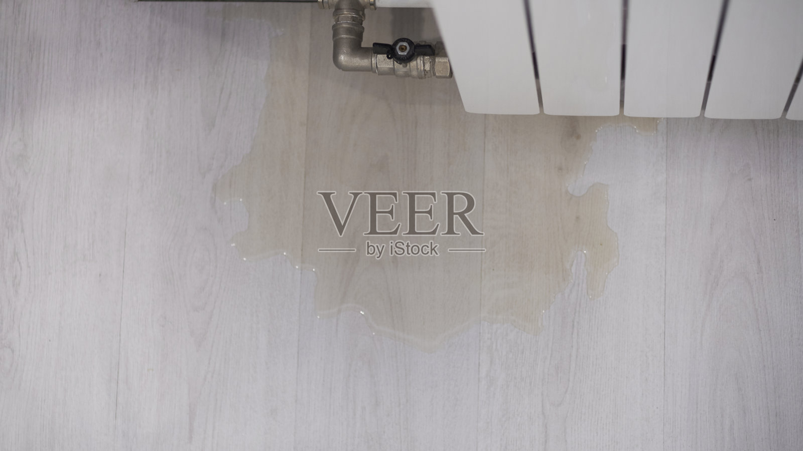 暖气片管螺母漏水。阀门漏水照片摄影图片