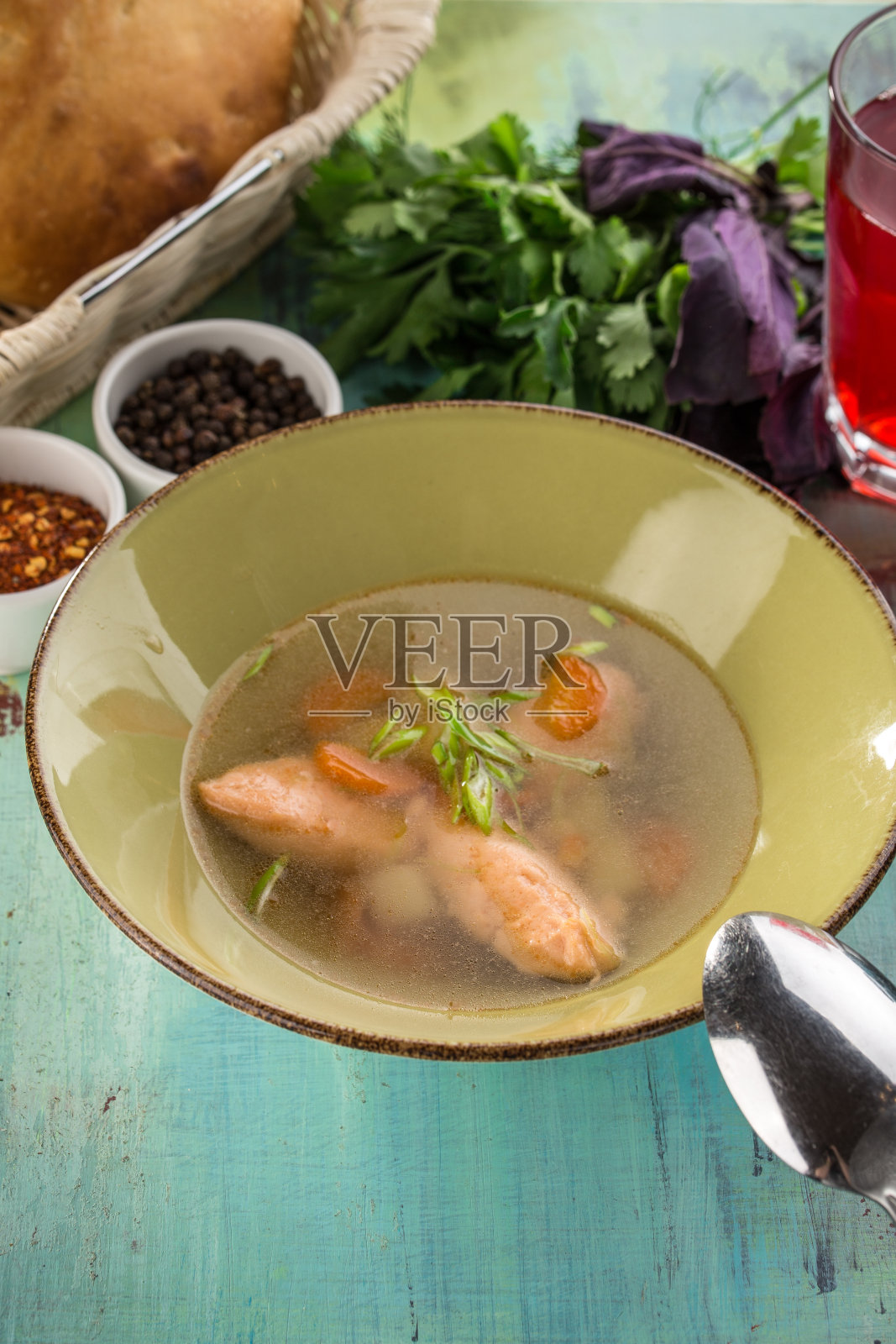 清汤鲑鱼，绿色碗，蓝色木桌照片摄影图片